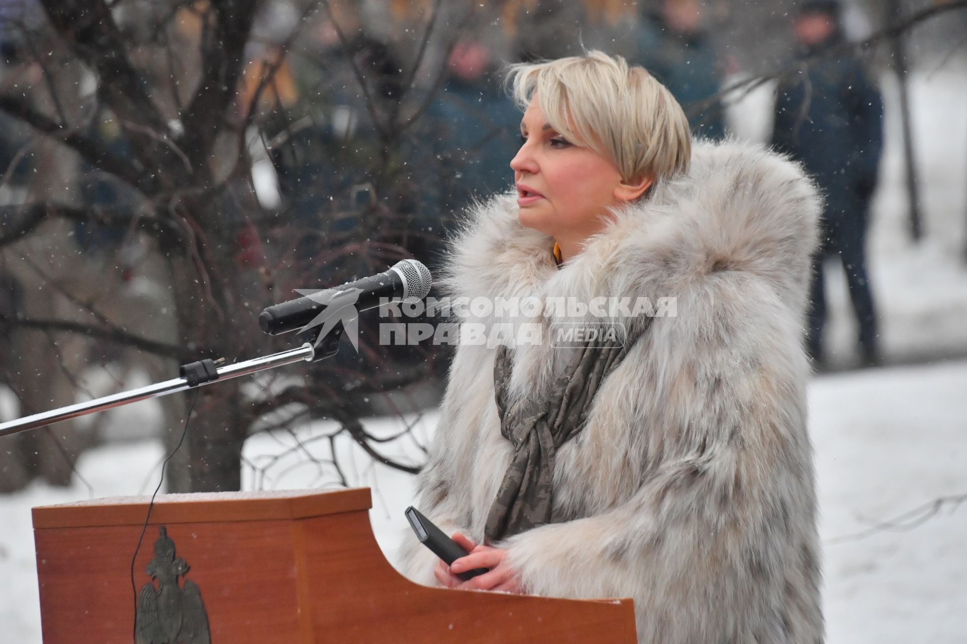 Москва. Вдова экс-министра МЧС Евгения Зиничева Наталья на открытии памятника бывшему министру МЧС Евгению Зиничеву, погибшему 8 сентября 2021 года при исполнении служебных обязанностей.