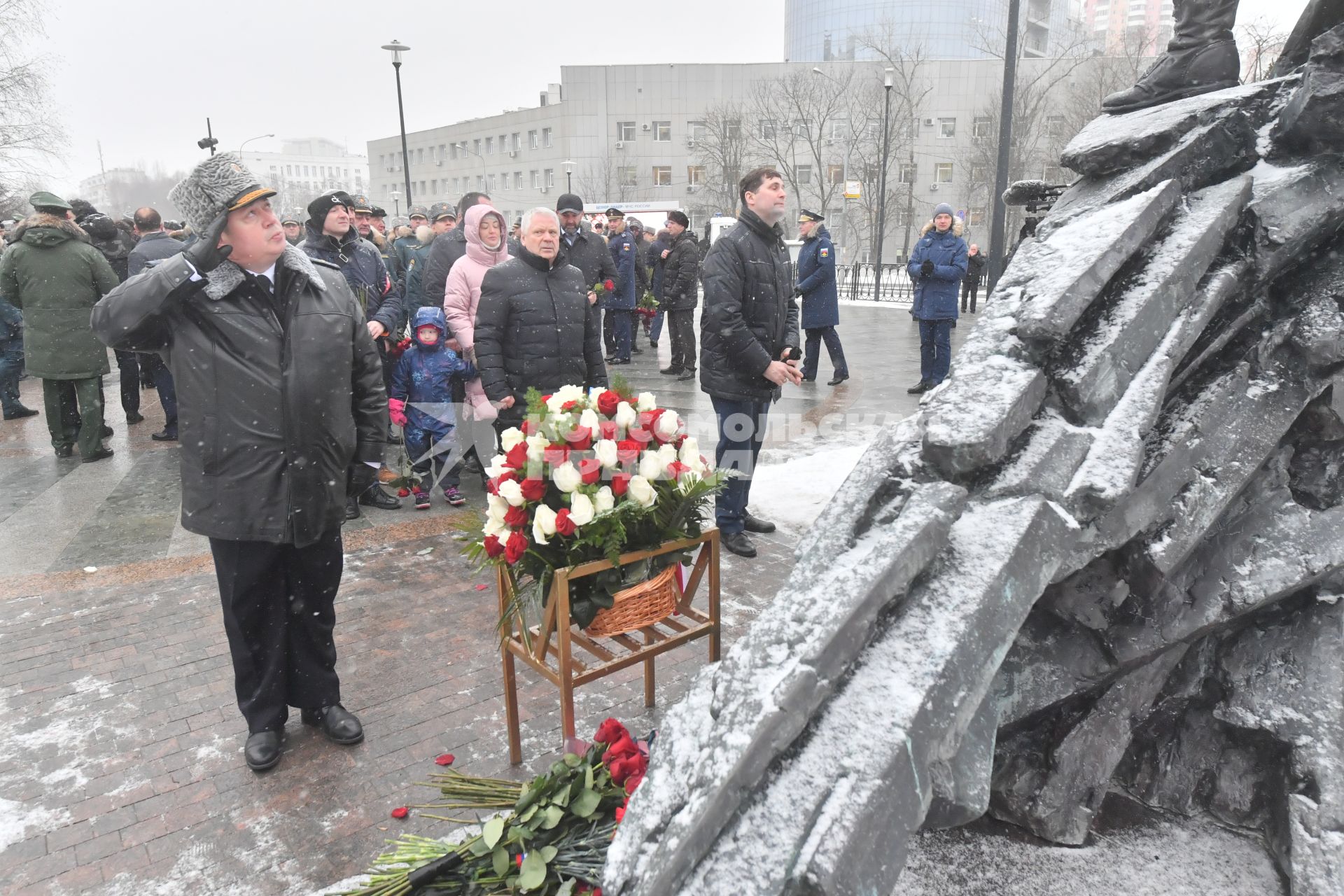 Москва. На открытии памятника бывшему министру МЧС Евгению Зиничеву, погибшему 8 сентября 2021 года при исполнении служебных обязанностей