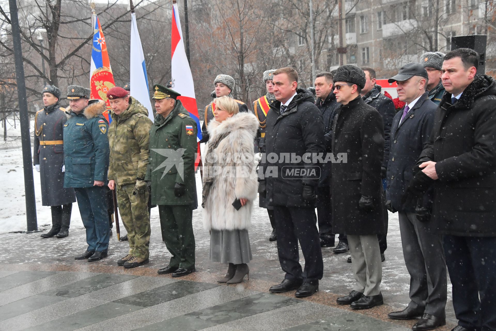 Москва. Помощник президента РФ, председатель Российского военно-исторического общества Владимир Мединский,губернатор Тульской области Алексей Дюмин, министр обороны РФ Сергей Шойгу, вдова экс-министра МЧС Евгения Зиничева Наталья, министр МЧС Александр Куренков и директор Федеральной службы войск Росгвардии  Виктор Золотов  (справа налево) на открытии памятника бывшему министру МЧС Евгению Зиничеву, погибшему 8 сентября 2021 года при исполнении служебных обязанностей.