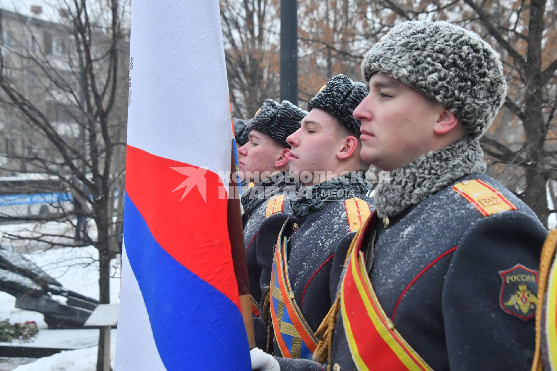 Москва. Почетный караул на открытии памятника бывшему министру МЧС Евгению Зиничеву, погибшему 8 сентября 2021 года при исполнении служебных обязанностей.