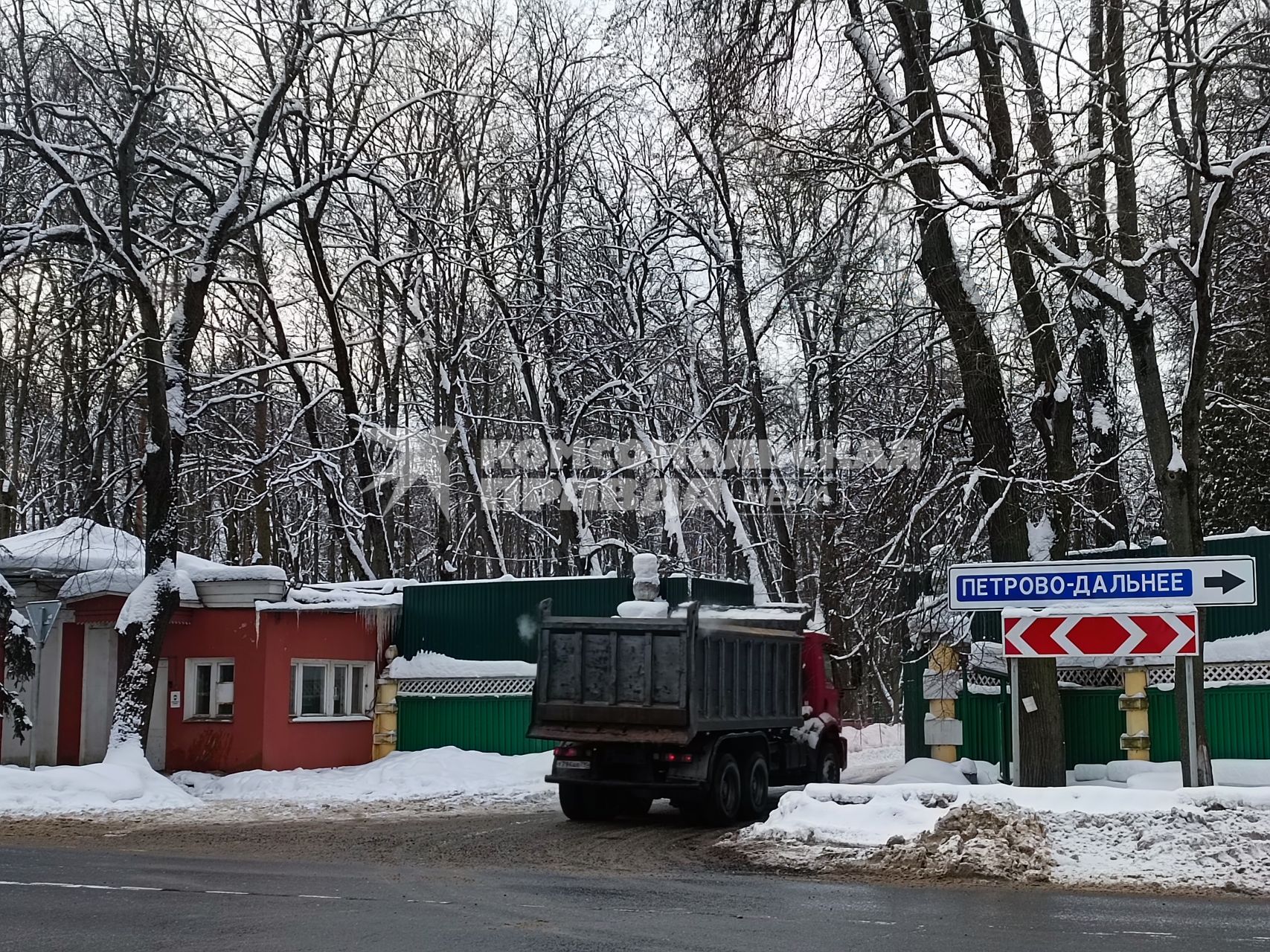 Московская область. с.Ильинское. Забор на территории исторической усадьбы `Ильинское` — единственном владение династии Романовых на территории Подмосковья. Перед главными воротами в усадьбу установлена камера, которая считывает номер машины и пропускает ее на территорию.