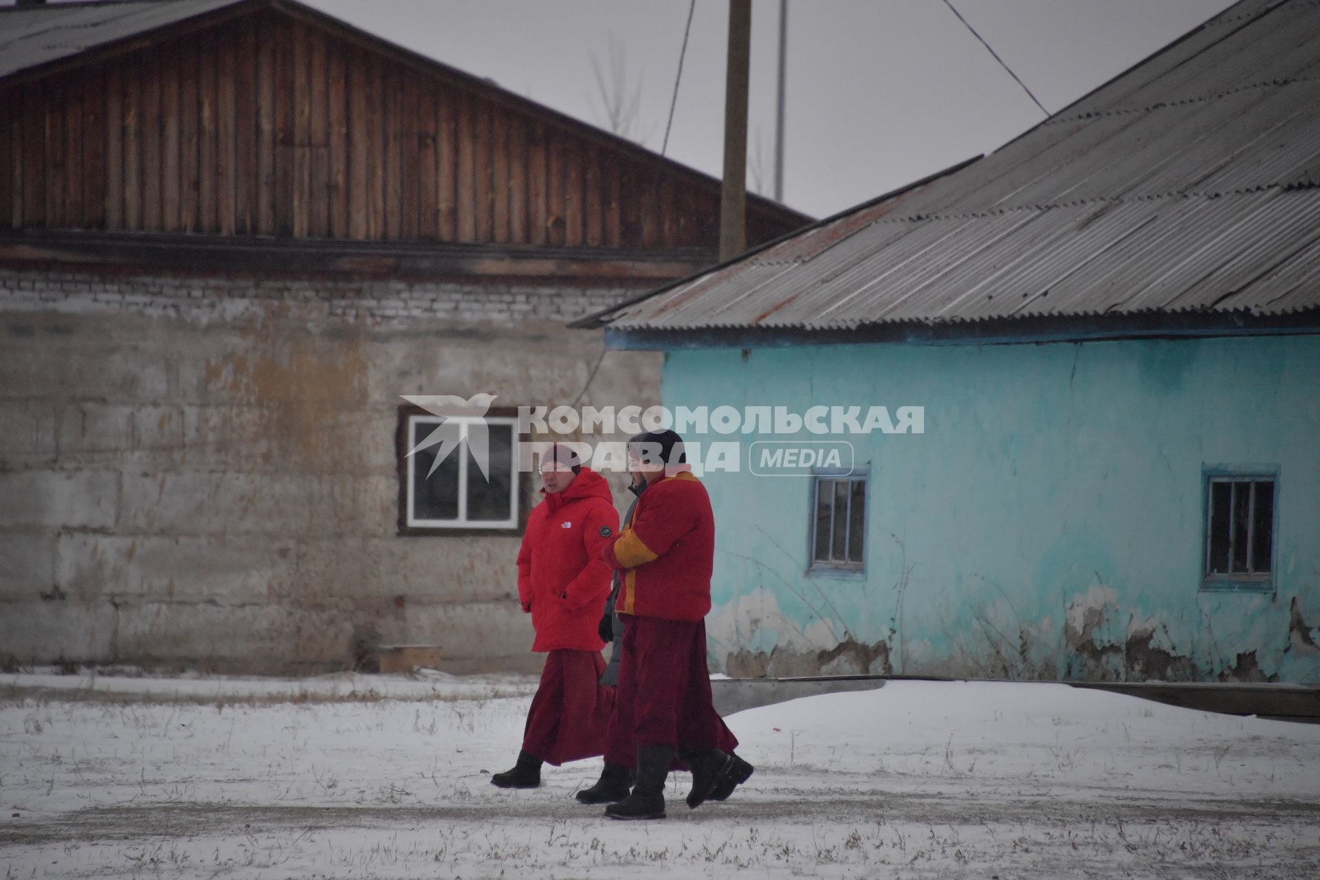 Улан-Удэ. Иволгинский дацан. Корреспонденты `Комсомольской правды` Владимир Ворсобин и Иван Макеев путешествуют автостопом по России. Монахи в Иволгинском дацане.