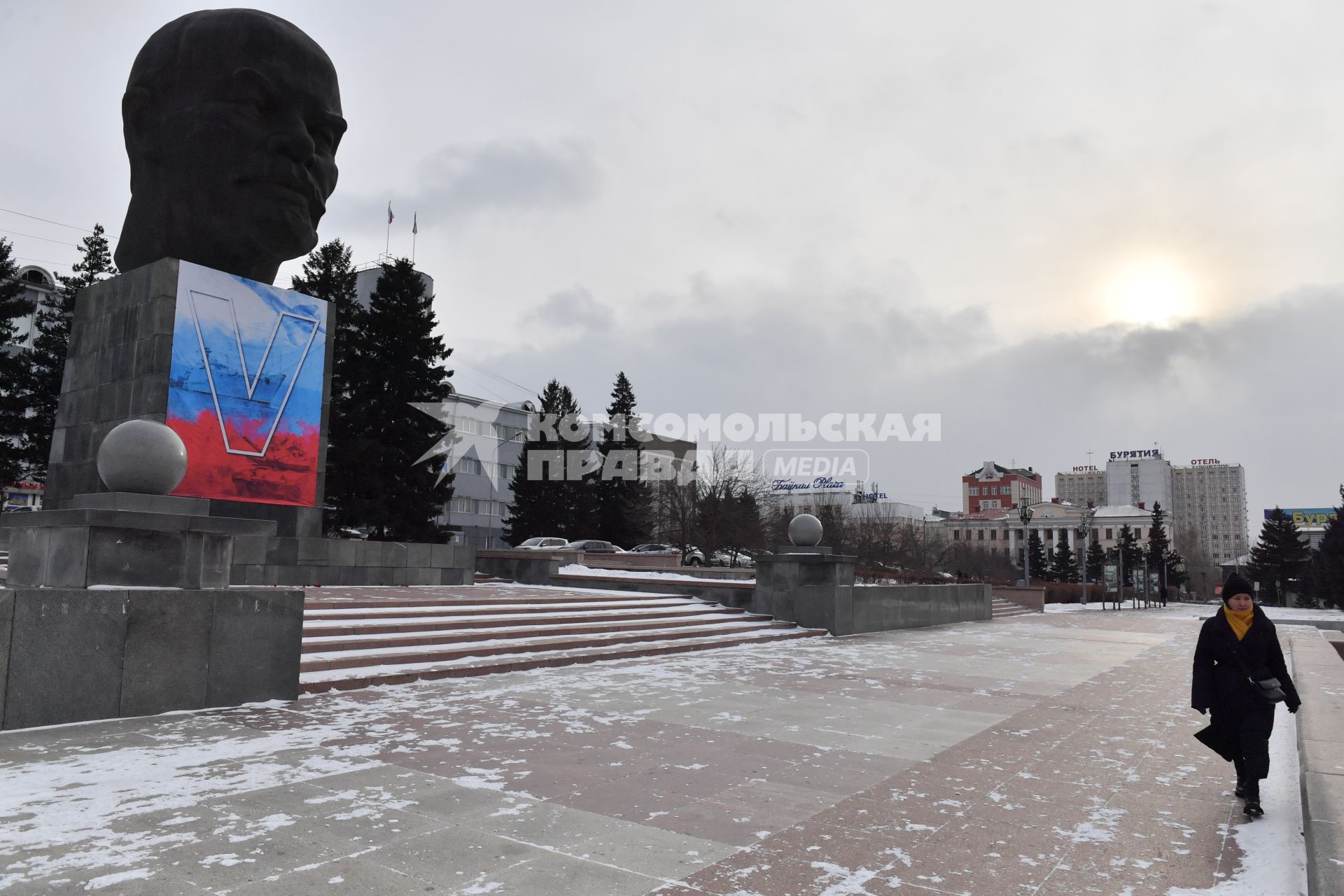 Улан-Удэ. Корреспонденты `Комсомольской правды` Владимир Ворсобин и Иван Макеев путешествуют автостопом по России. Голова Ленина на площади Советов.