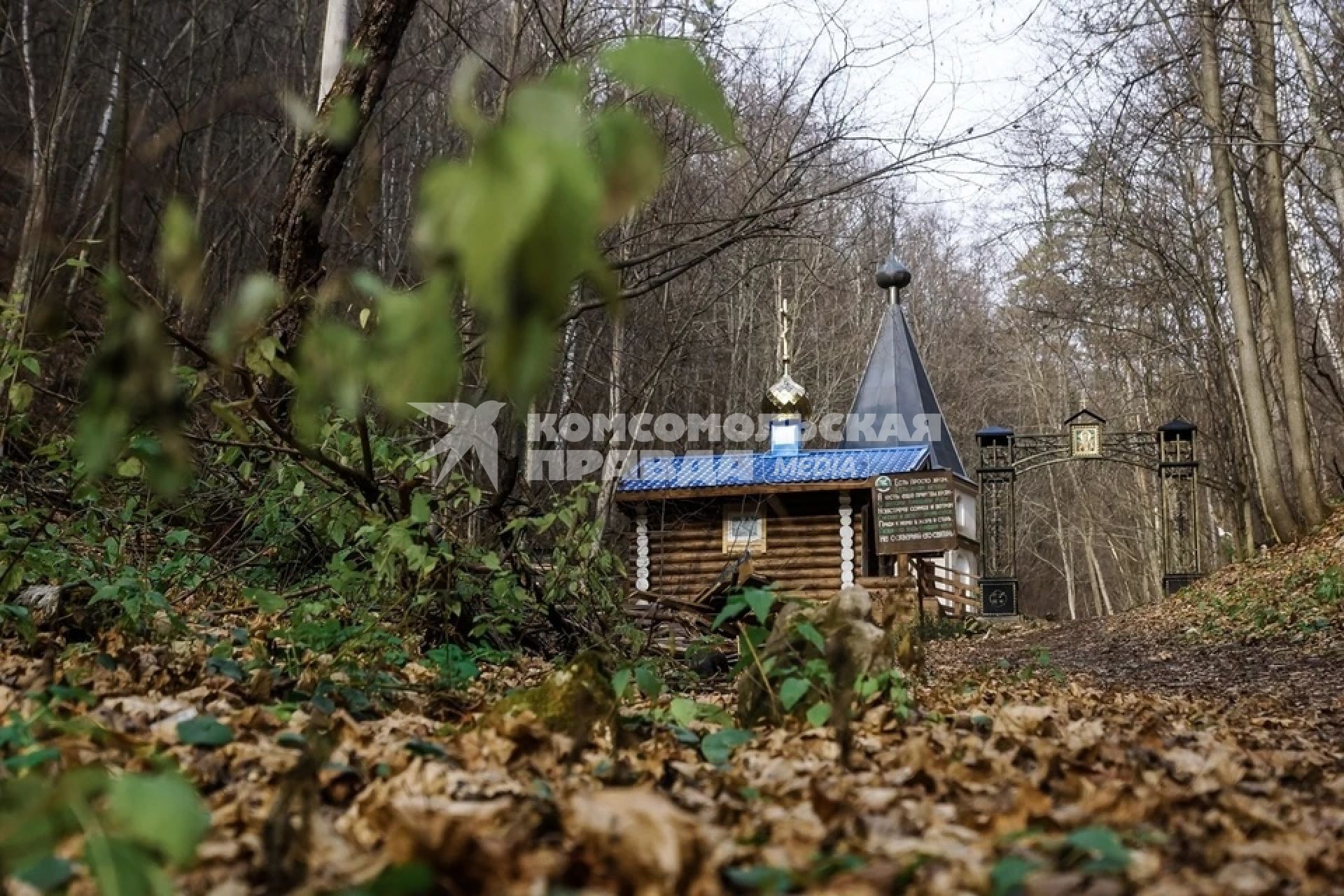 Самарская область. Часовня у Никольского источника в Каменной чаше на территории Жигулёвского заповедника.