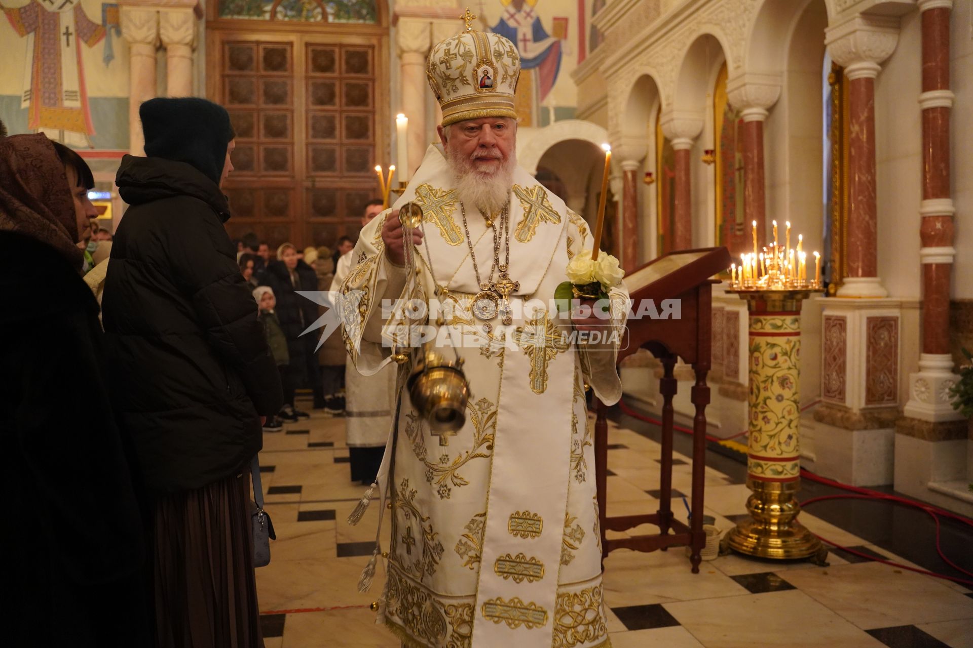 Самара. Священник во время Рождественского богослужения в храме.