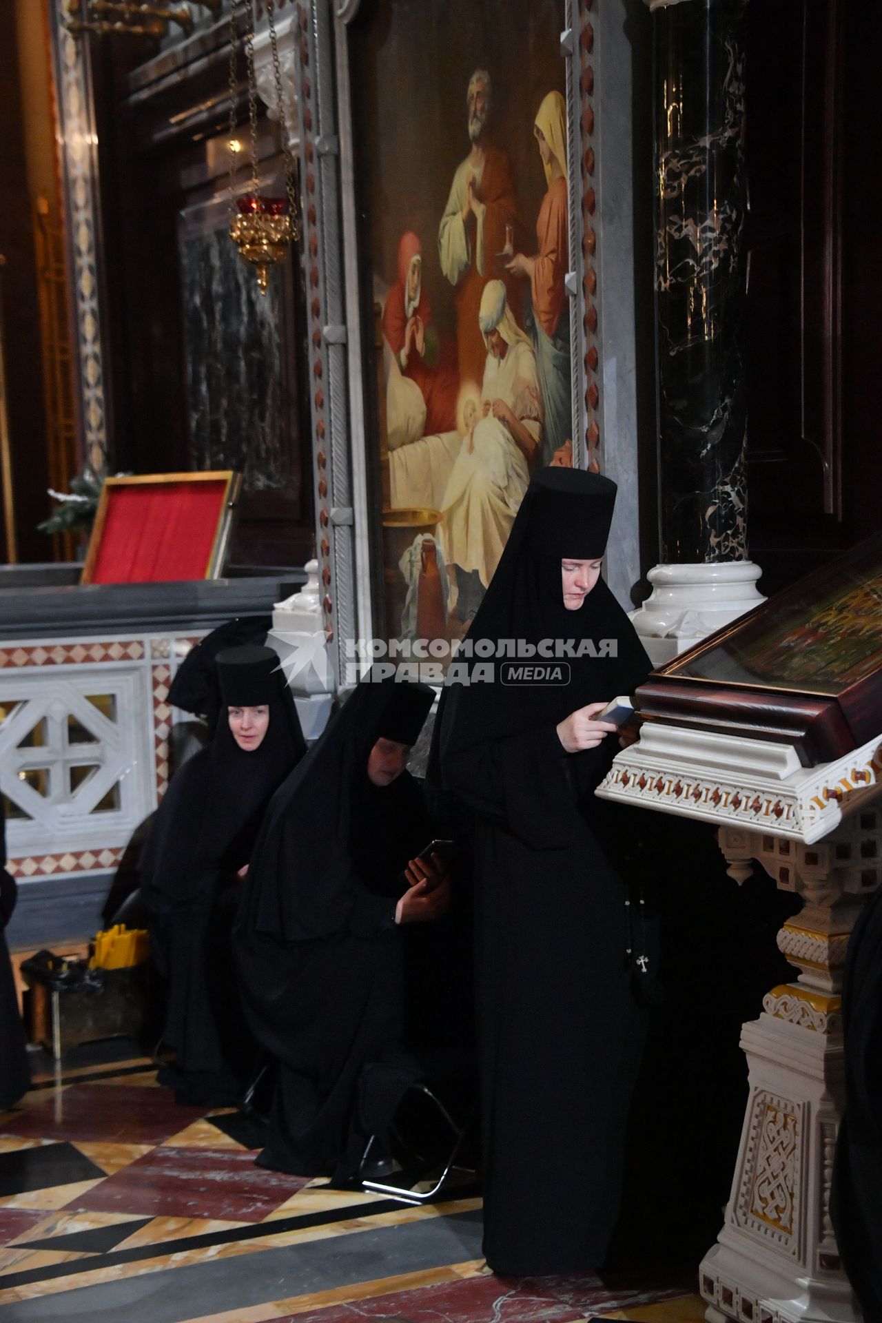 Москва.  Монахиня перед началом Рождественского богослужения в храме Христа Спасителя в Москве.