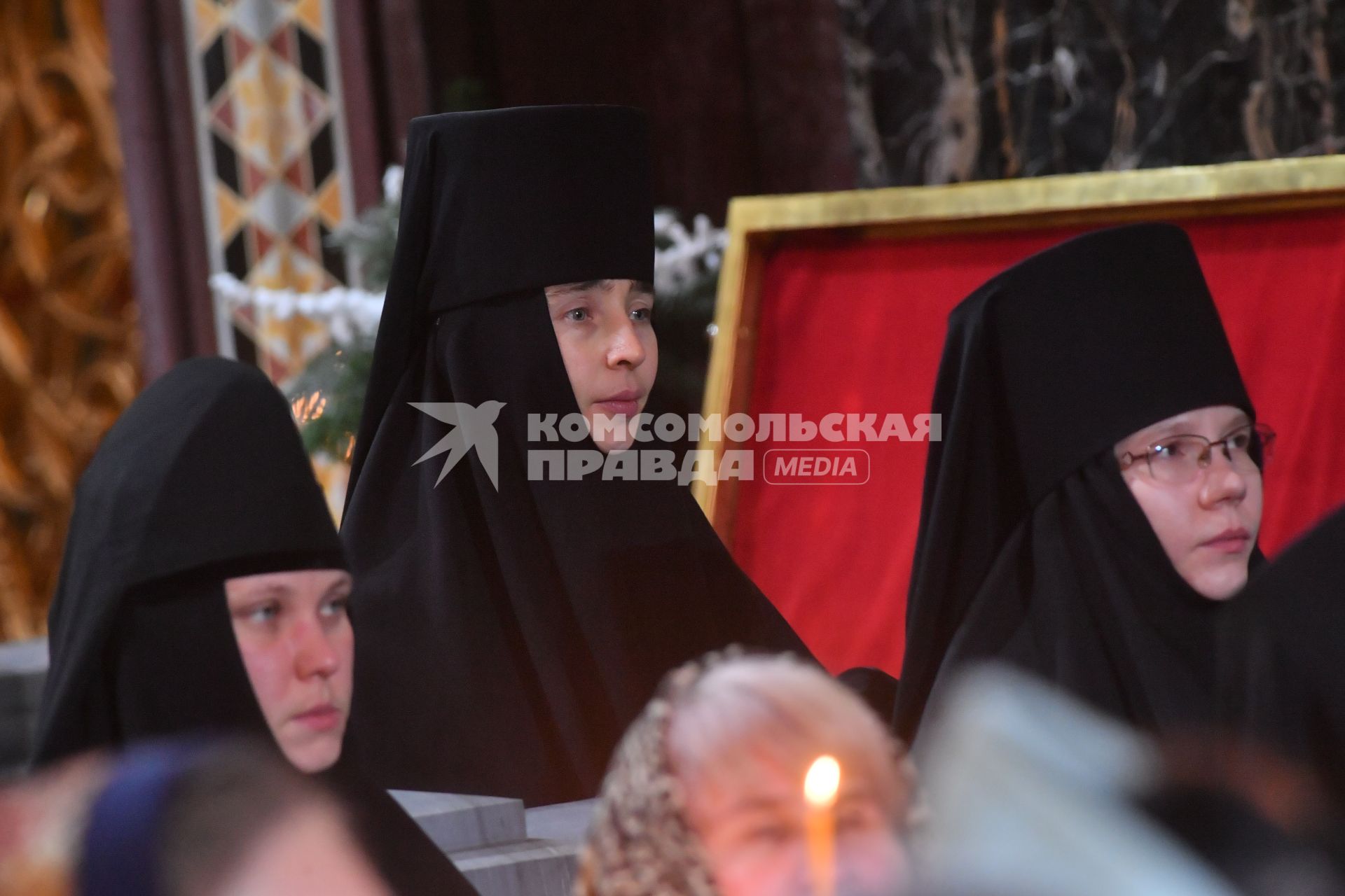 Москва.  Монахини во время  Рождественского богослужения в храме Христа Спасителя в Москве.