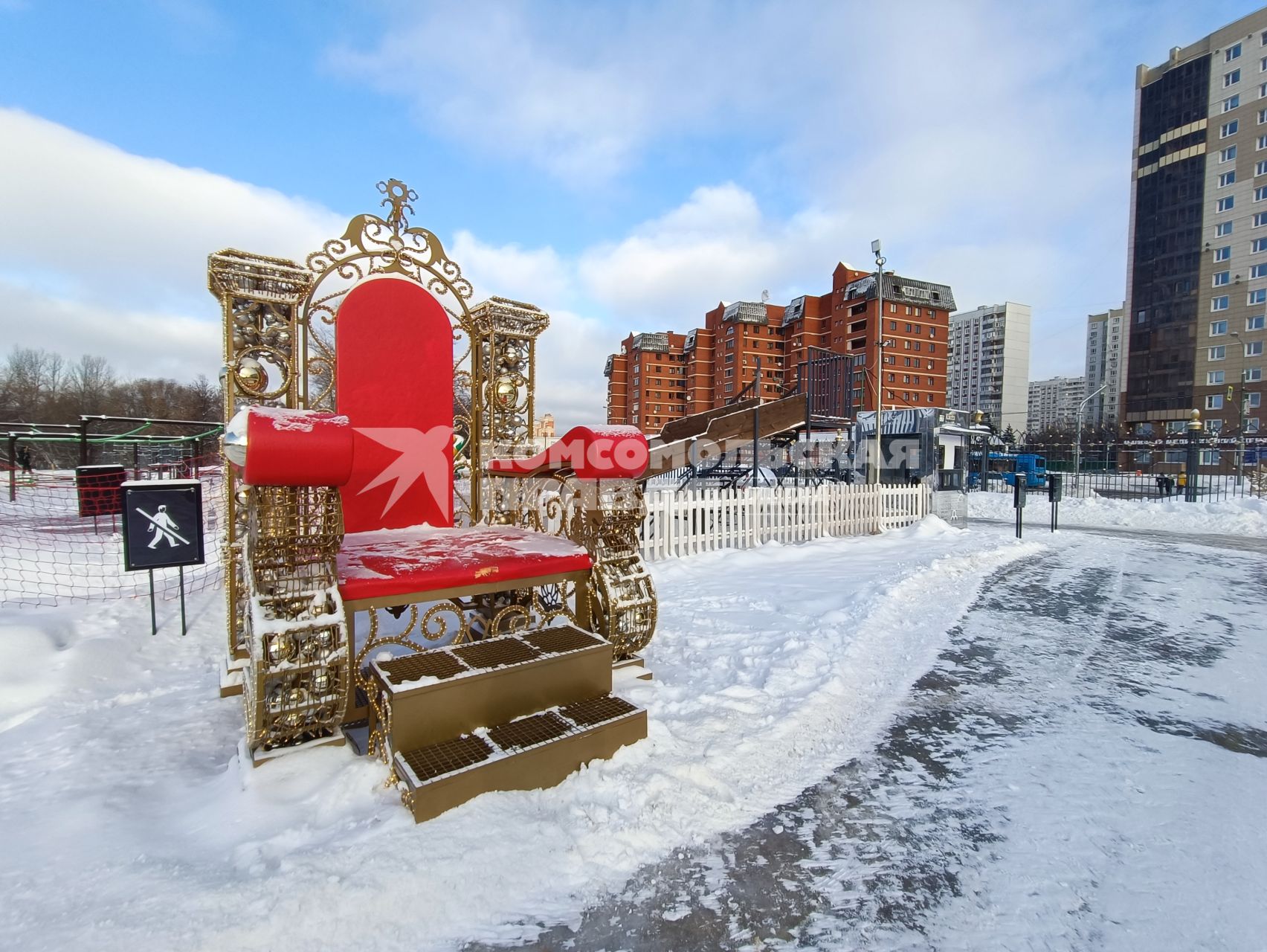 Москва. Трон Деда Мороза в парке музея-заповедника `Царицыно`.