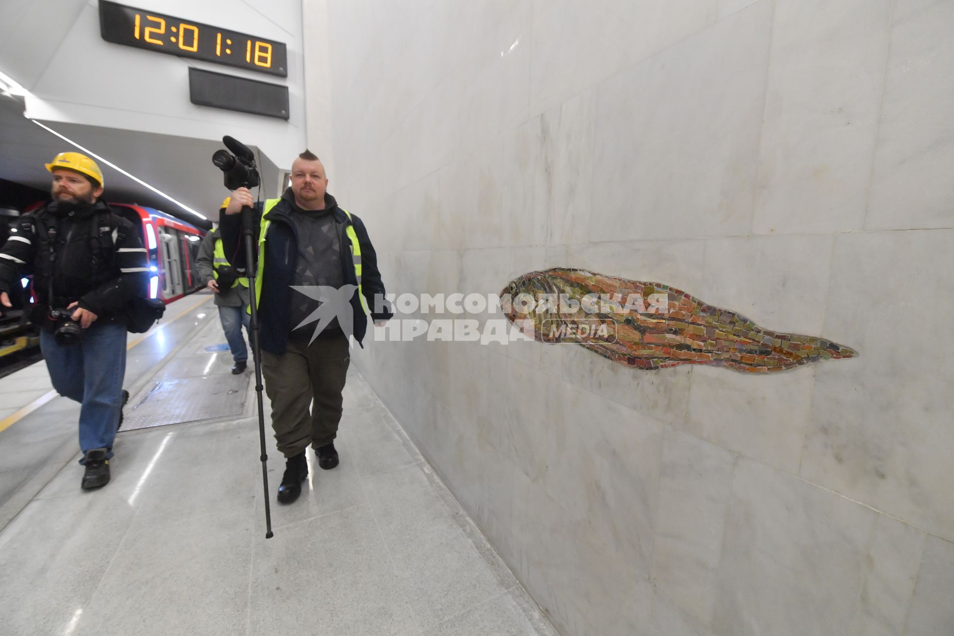 Москва. Рабочие во время технического запуска последнего восточного участка Большой кольцевой линии (БКЛ) Московского метрополитена на станции `Нагатинский Затон` .