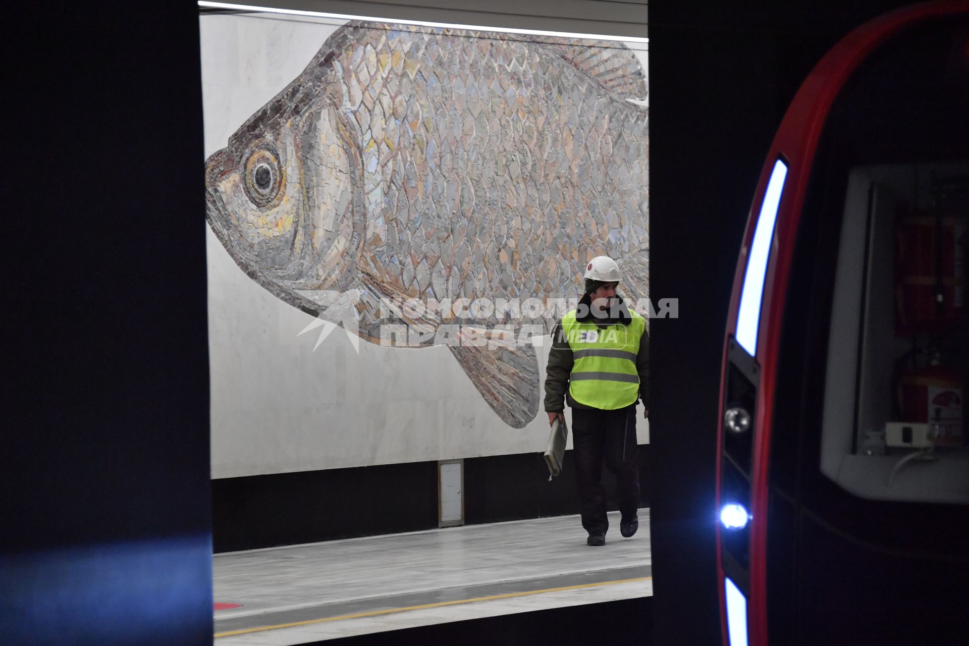 Москва. Рабочие во время технического запуска последнего восточного участка Большой кольцевой линии (БКЛ) Московского метрополитена на станции `Нагатинский Затон` .