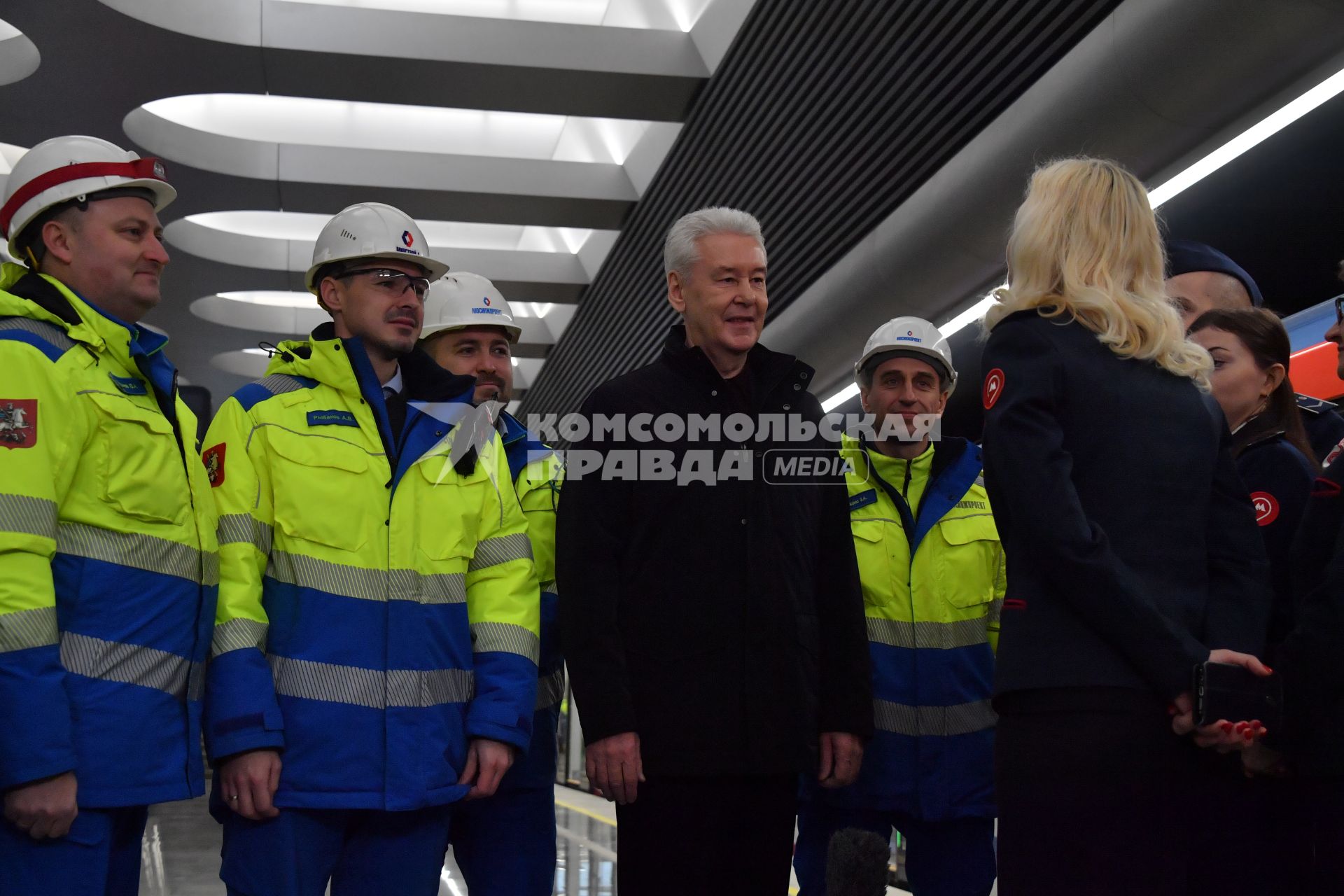 Москва. Мэр Москвы Сергей Собянин (в центре)   во время технического запуска последнего восточного участка Большой кольцевой линии (БКЛ) Московского метрополитена на станции `Текстильщики`.