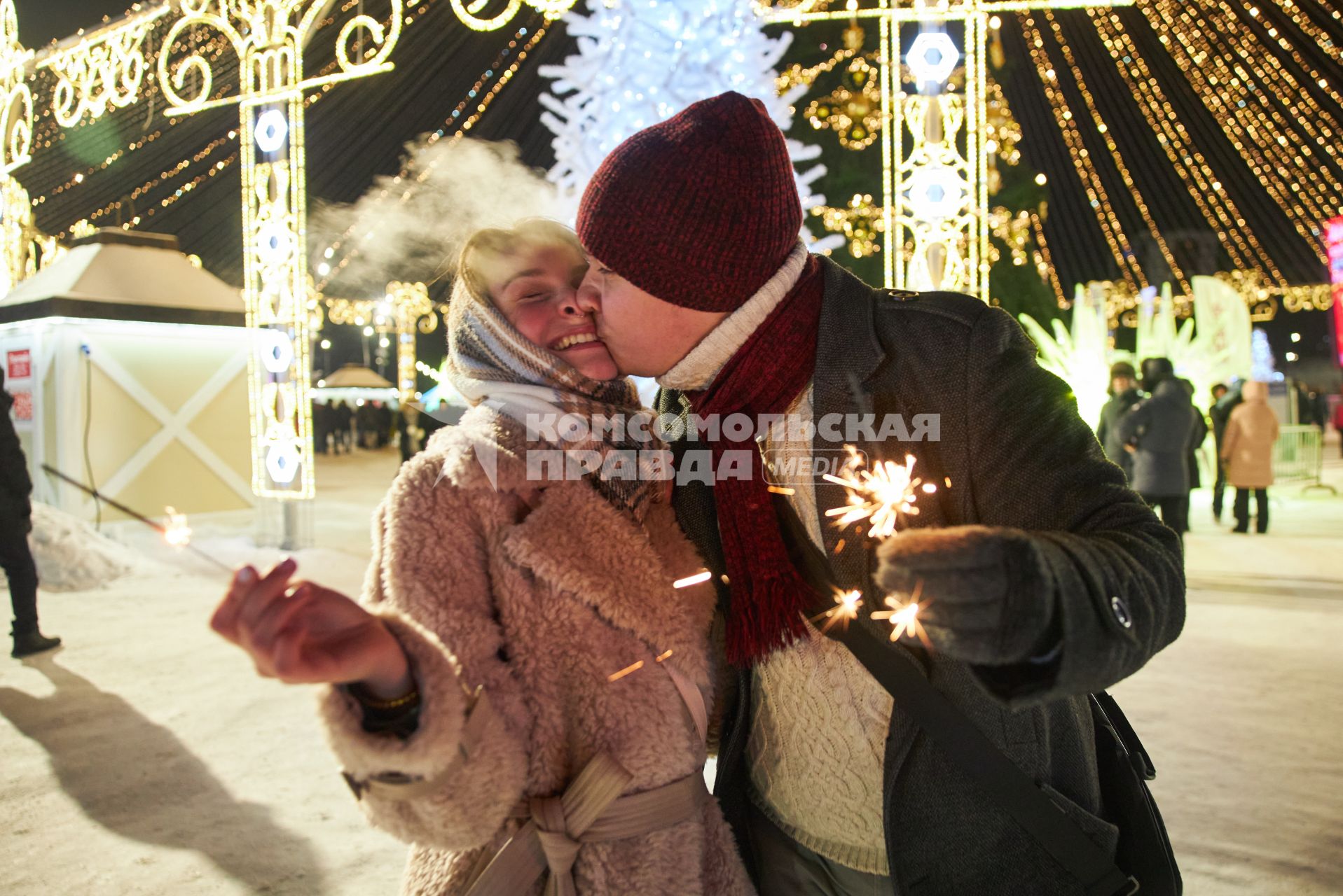 Пермь. Молодые люди во время встречи Нового года.