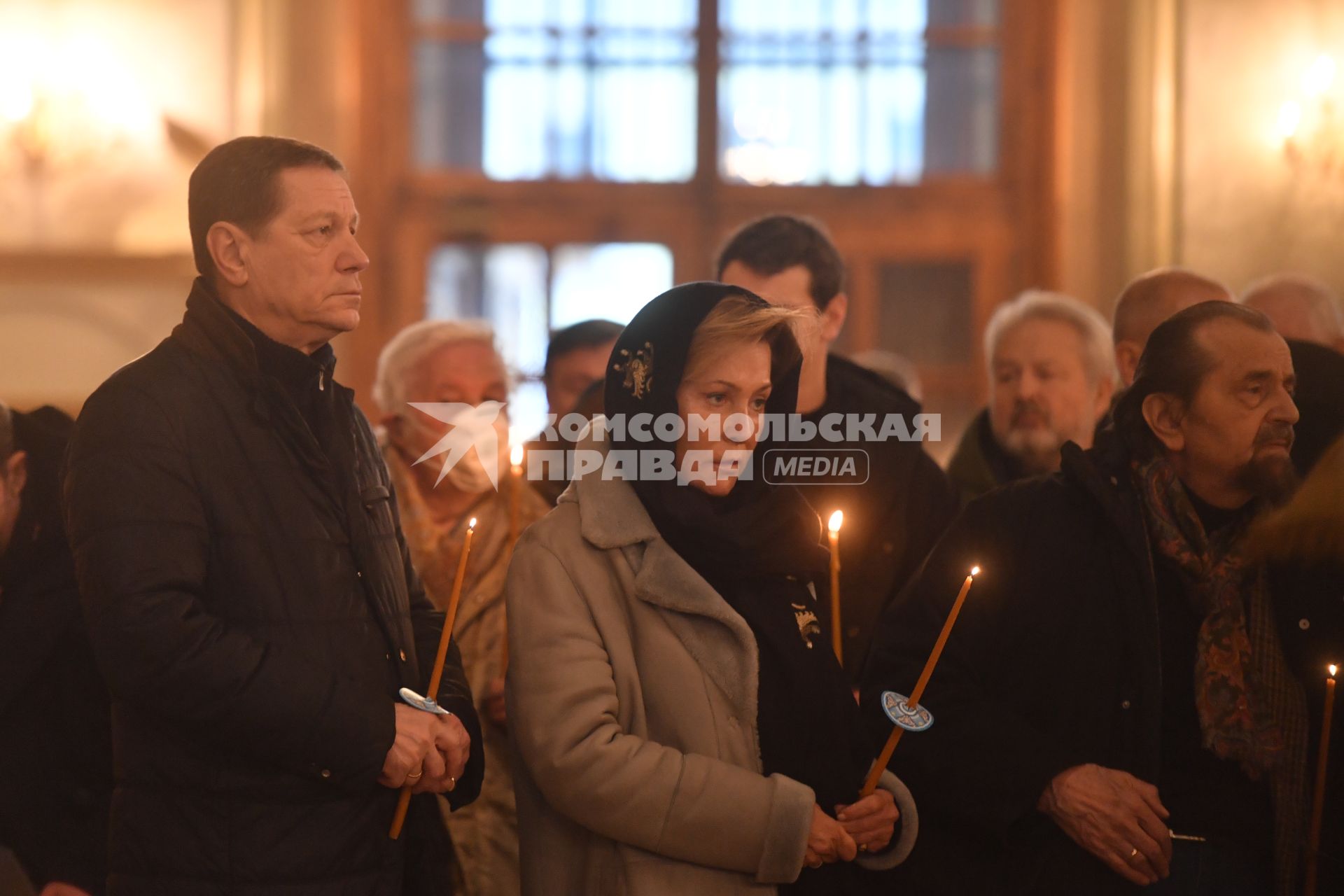 Москва. Первый заместитель председателя Госдумы РФ Александр Жуков на прощании с композитором Э.Артемьевым в Храме Большое Вознесение.