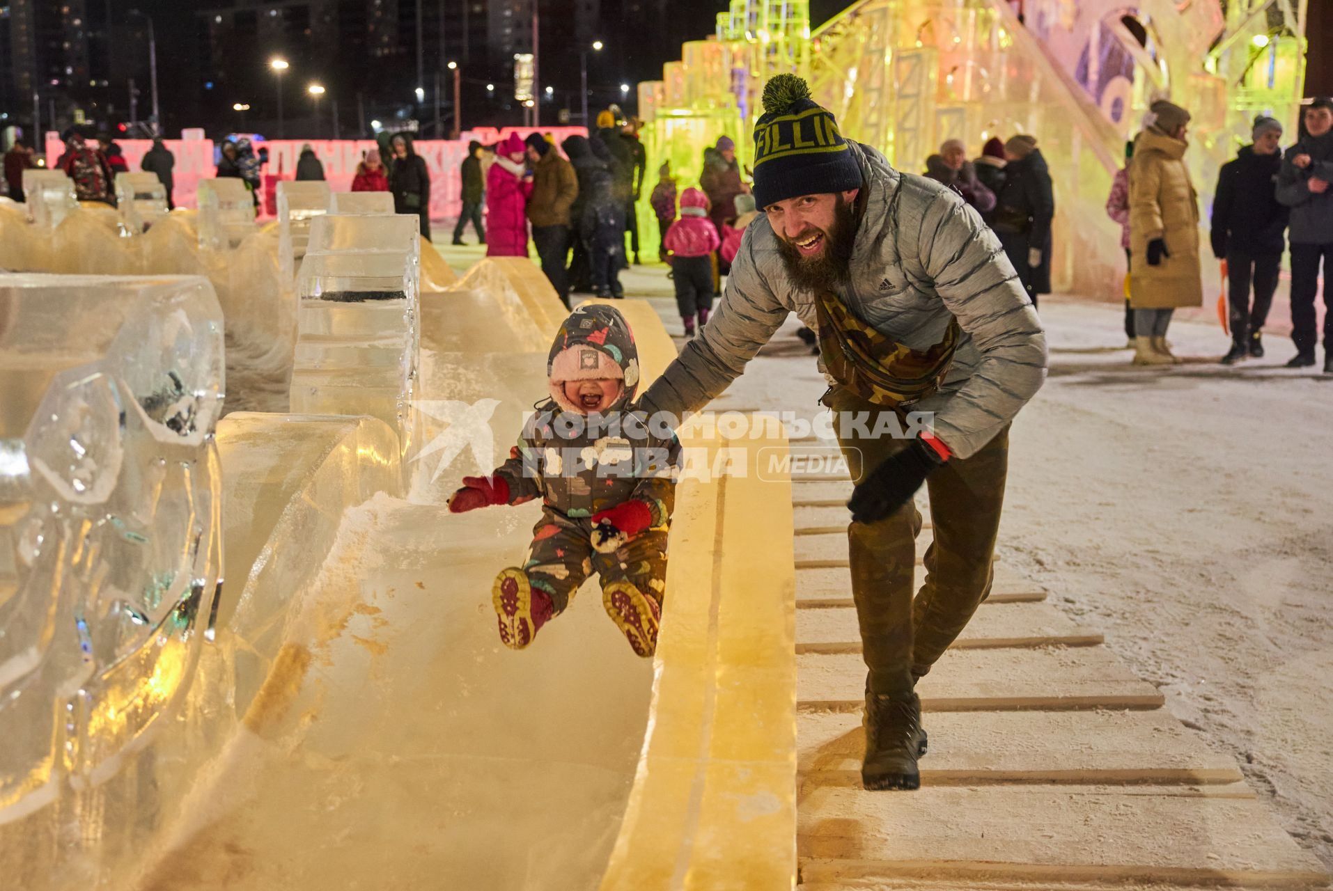 Пермь. Посетители главного ледового городка `Виват, Пермь!`.