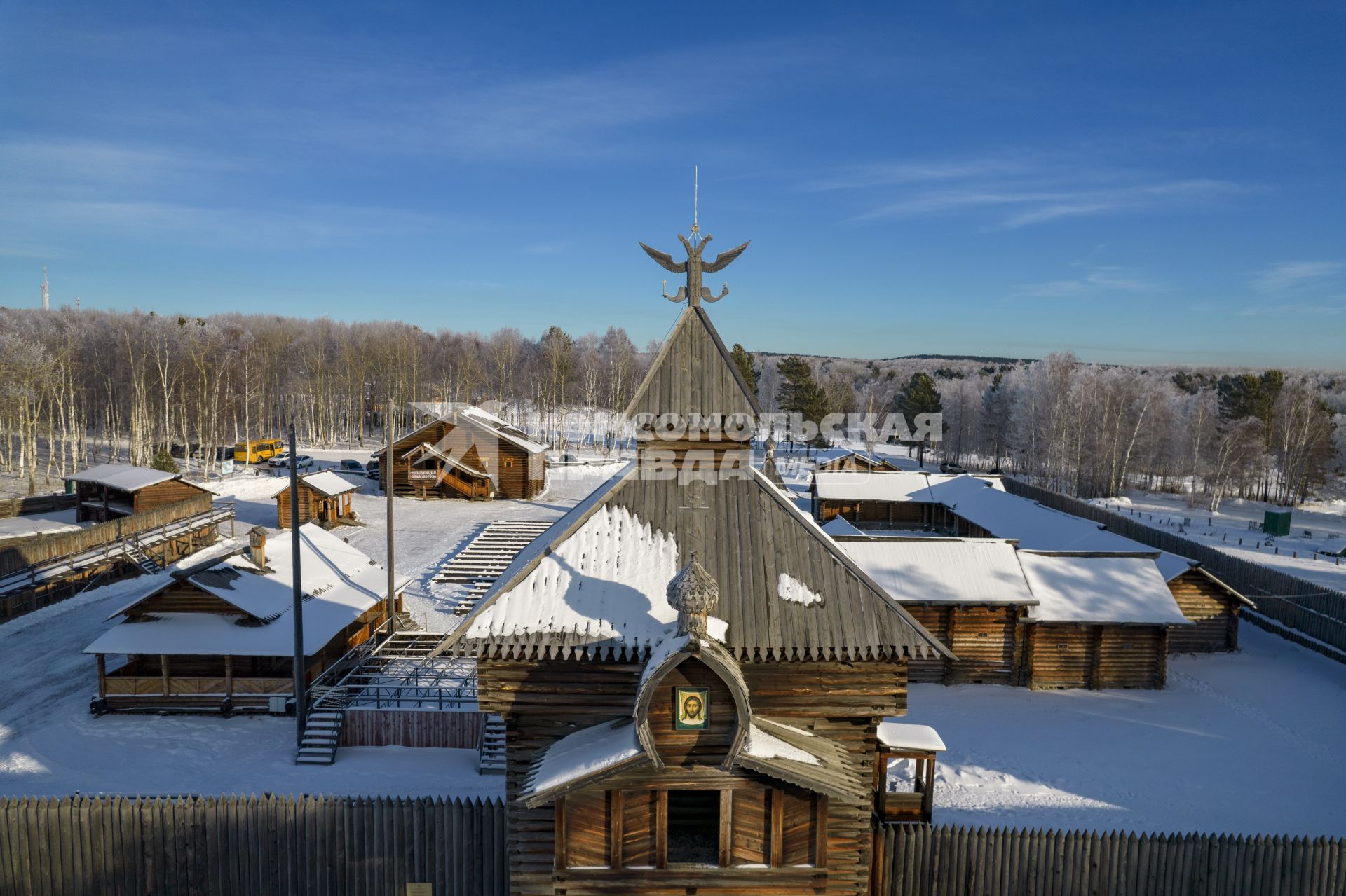 Иркутская область. Тальцы.  Корреспонденты `Комсомольской правды` Владимир Ворсобин и Иван Макеев путешествуют автостопом по России. Вид на архитектурно-этнографический музей `Тальцы`.