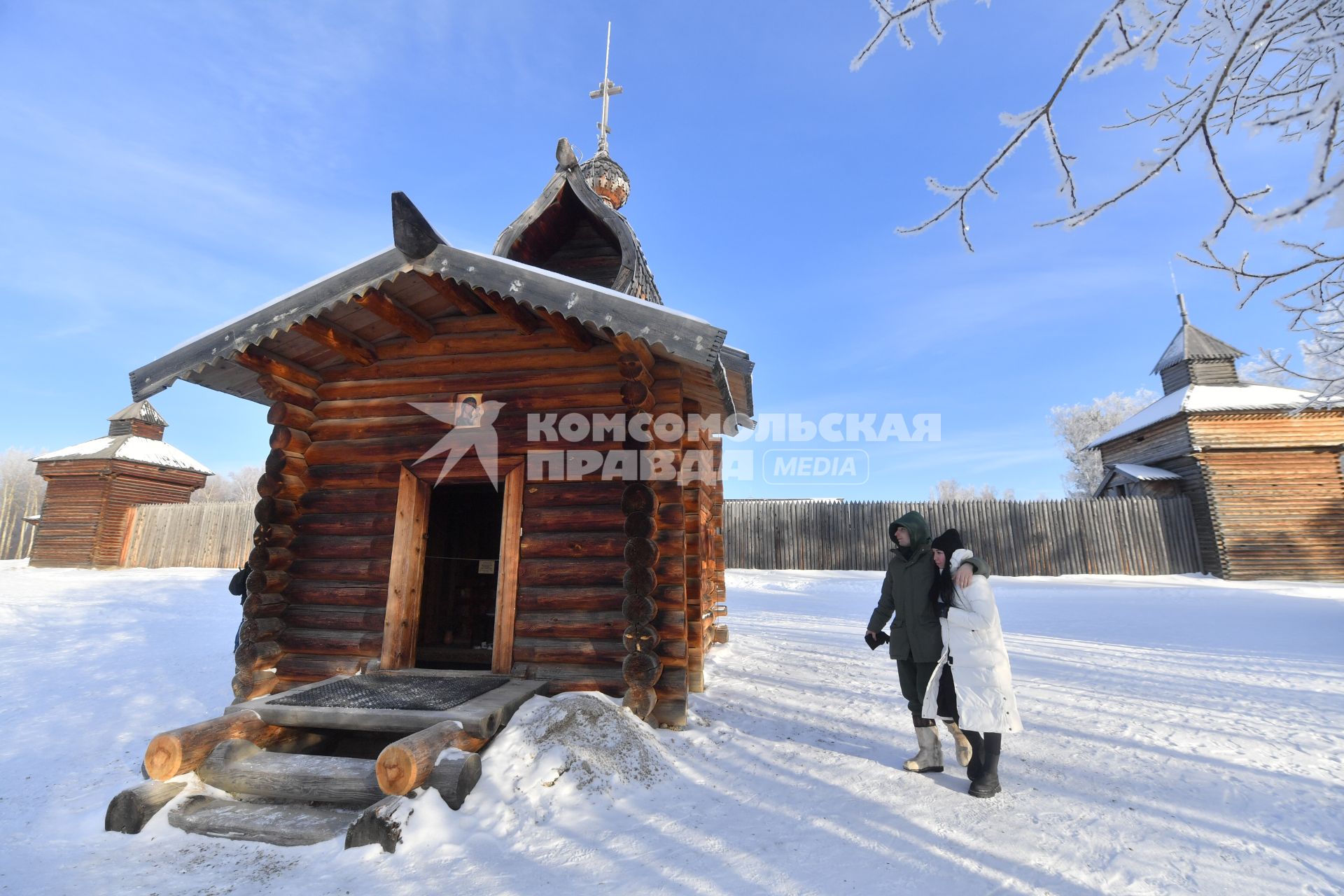 Иркутская область. Тальцы.  Корреспонденты `Комсомольской правды` Владимир Ворсобин и Иван Макеев путешествуют автостопом по России.  Архитектурно-этнографический музей `Тальцы`.  Казанская церковь.