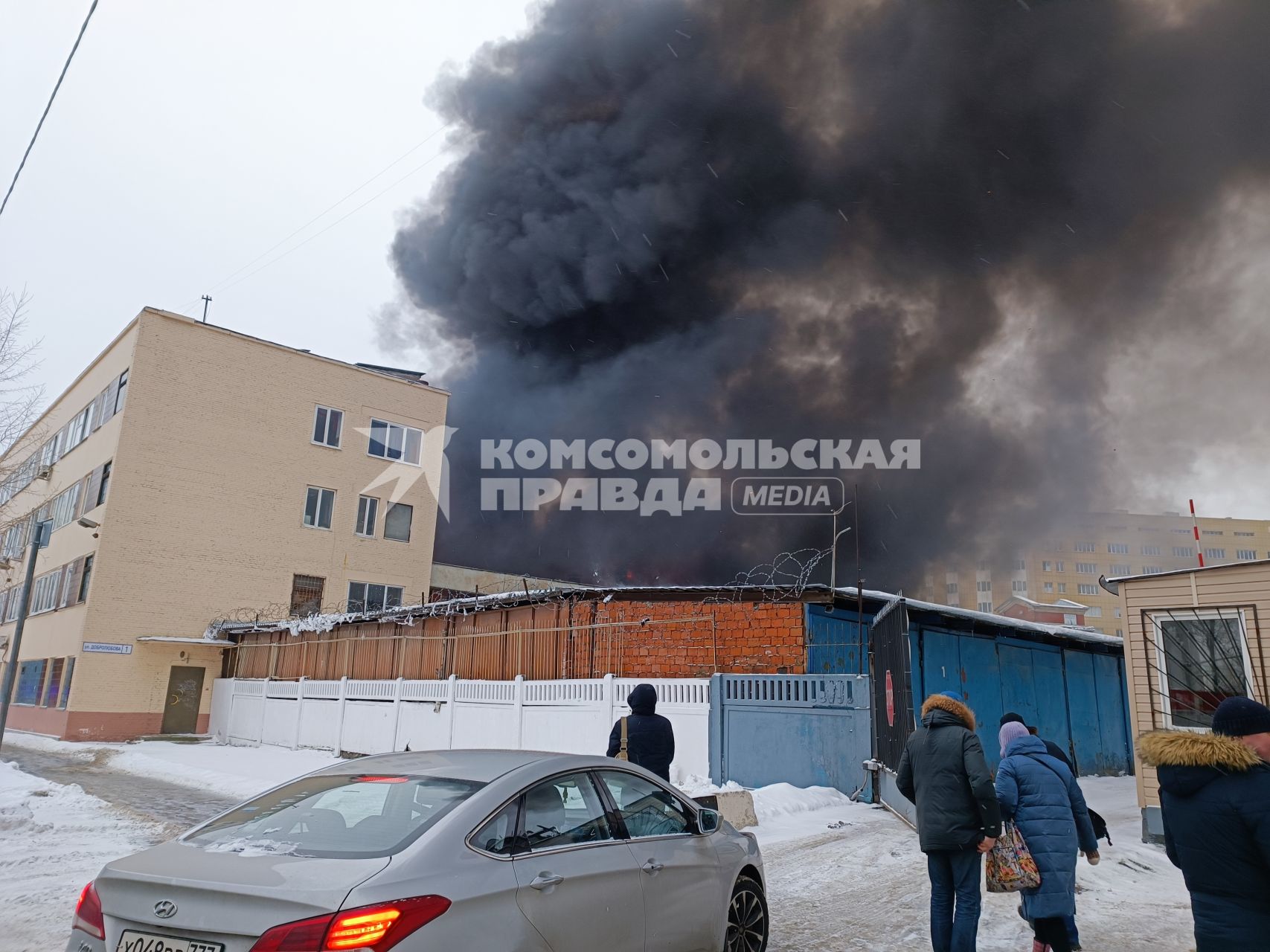 Москва. Пожар в здании автосервиса на улице Добролюбова.