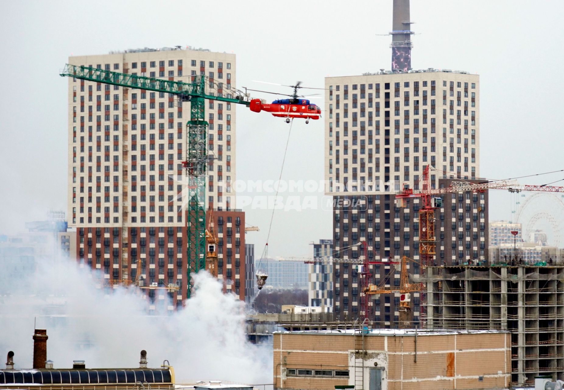 Москва. Пожарный вертолет во время тушения пожара в складском помещении автосервиса на улице Добролюбова.