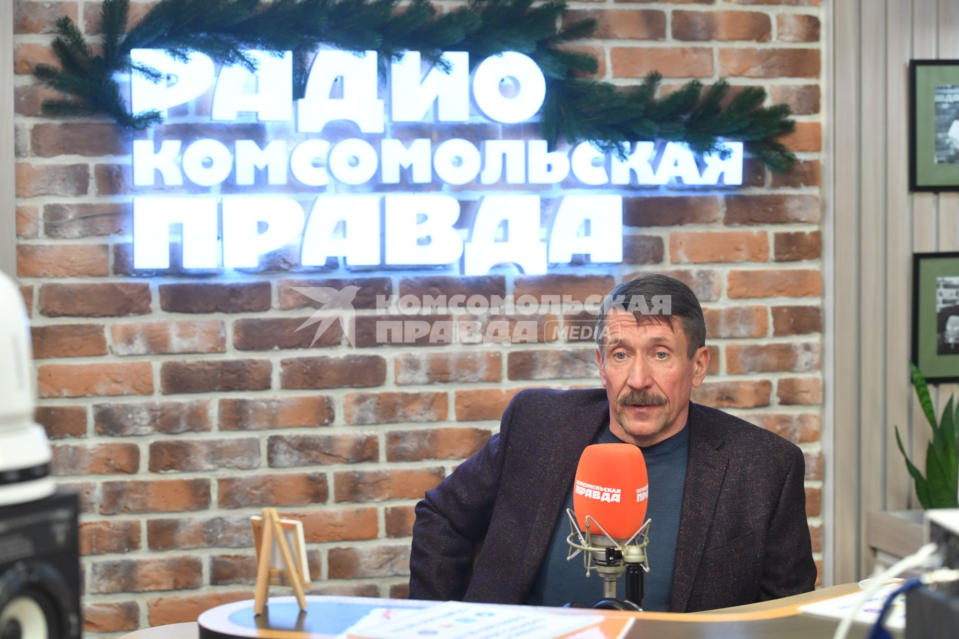 Москва. Российский предприниматель, осуждённый в 2012 году в США на 25 лет тюрьмы за намерение незаконно осуществить торговлю оружием и поддержку террора Виктор Бут на радио `Комсомольская правда`.