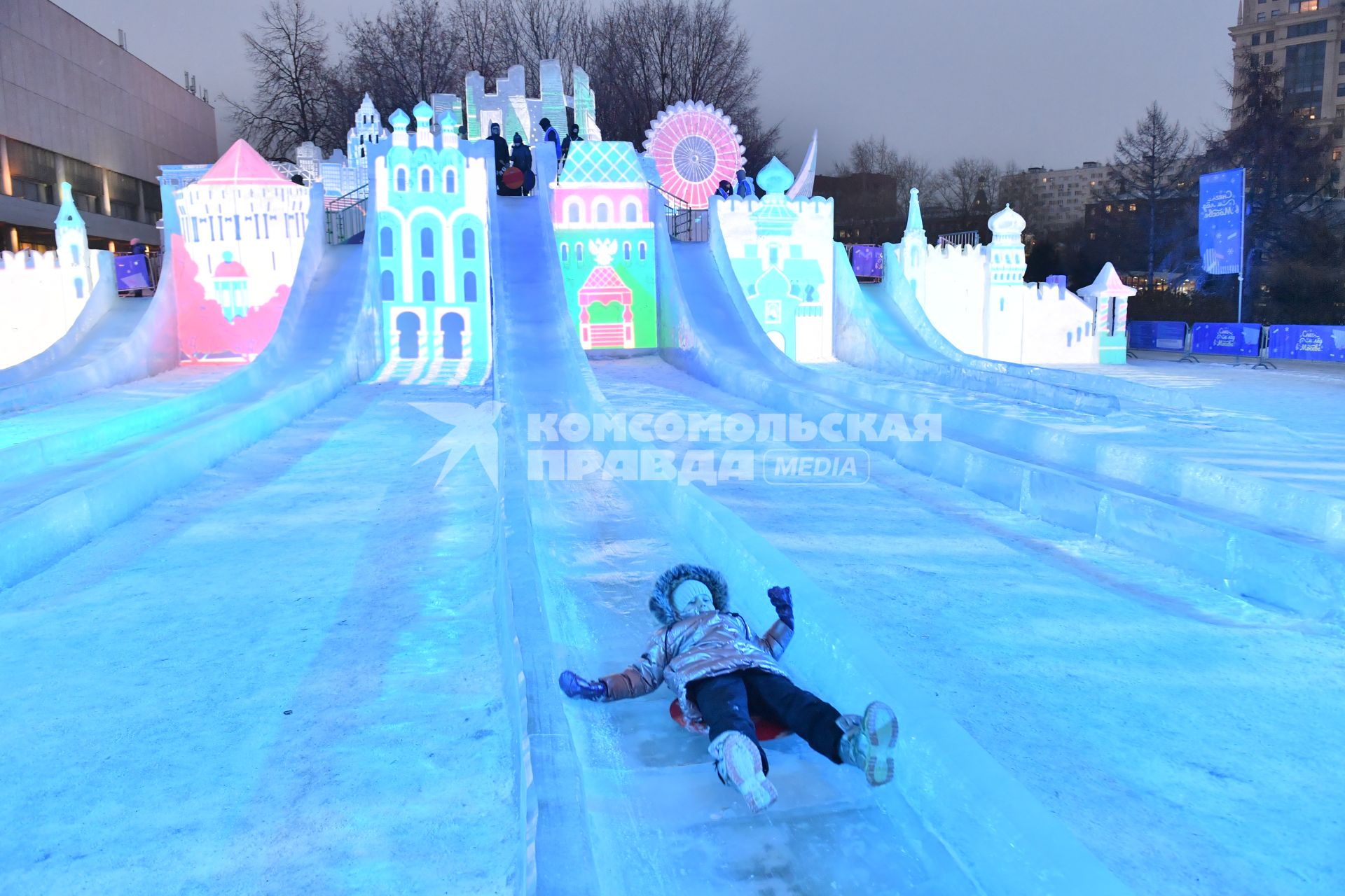 Москва. Катание с горки на новогоднем фестивале `Ледовая Москва. В кругу семьи` в парке искусств `Музеон`.