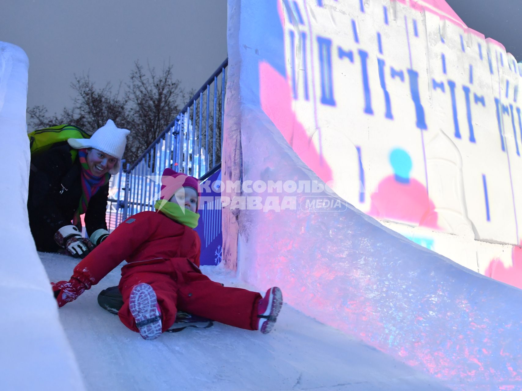 Москва. Катание с горки на новогоднем фестивале `Ледовая Москва. В кругу семьи` в парке искусств `Музеон`.