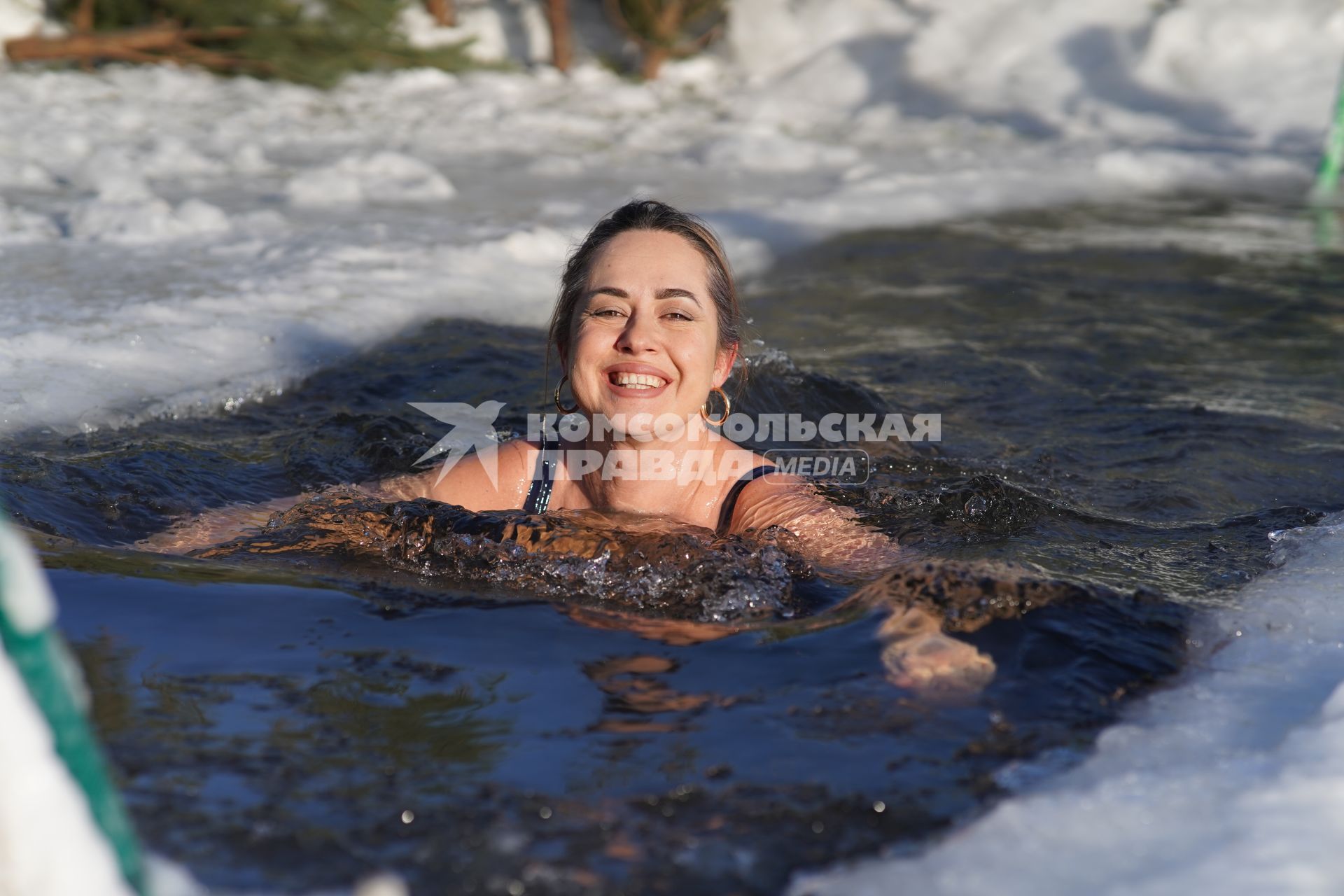 Самара. Девушка во время зимнего плавания.