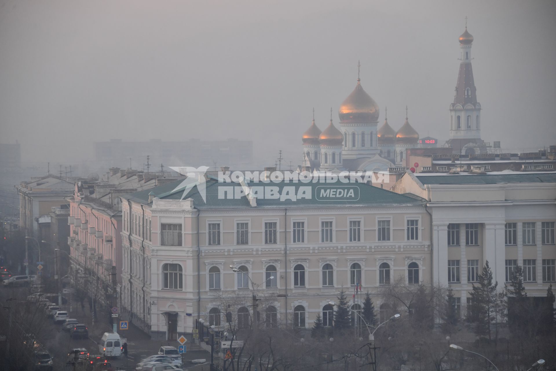 Чита. Корреспонденты `Комсомольской правды` Владимир Ворсобин и Иван Макеев путешествуют автостопом по России. Вид на кафедральный собор Казанской Божией Матери.