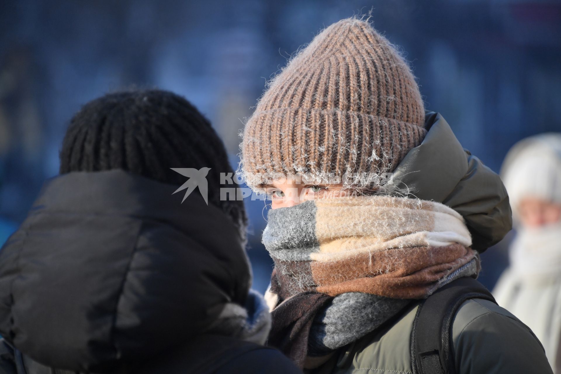 Чита. Корреспонденты `Комсомольской правды` Владимир Ворсобин и Иван Макеев путешествуют автостопом по России. Прохожие на улице во время сильного мороза.