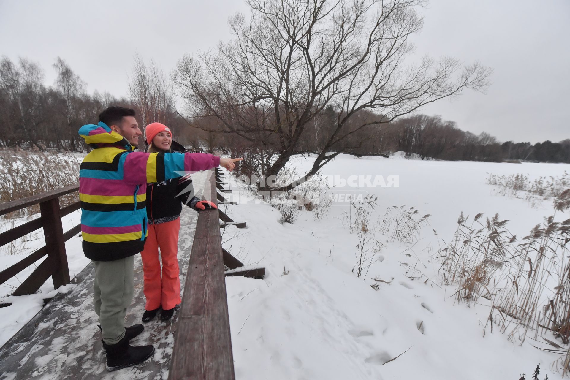 Москва. Горожане во время прогулки в парке Серебряный Бор.