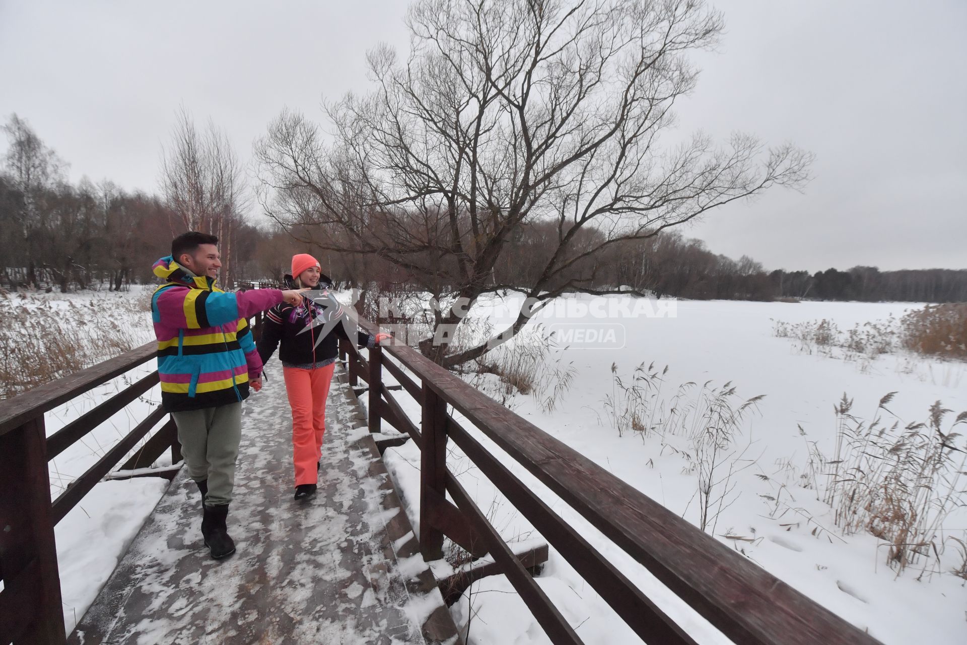 Москва. Горожане во время прогулки в парке Серебряный Бор.