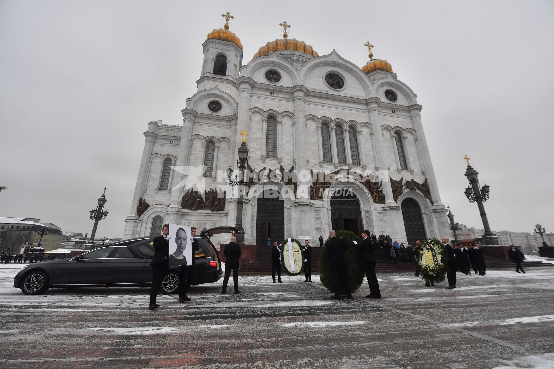 Москва. Вынос гроба с телом актрисы Инны Чуриковой после отпевания в храме Христа Спасителя.