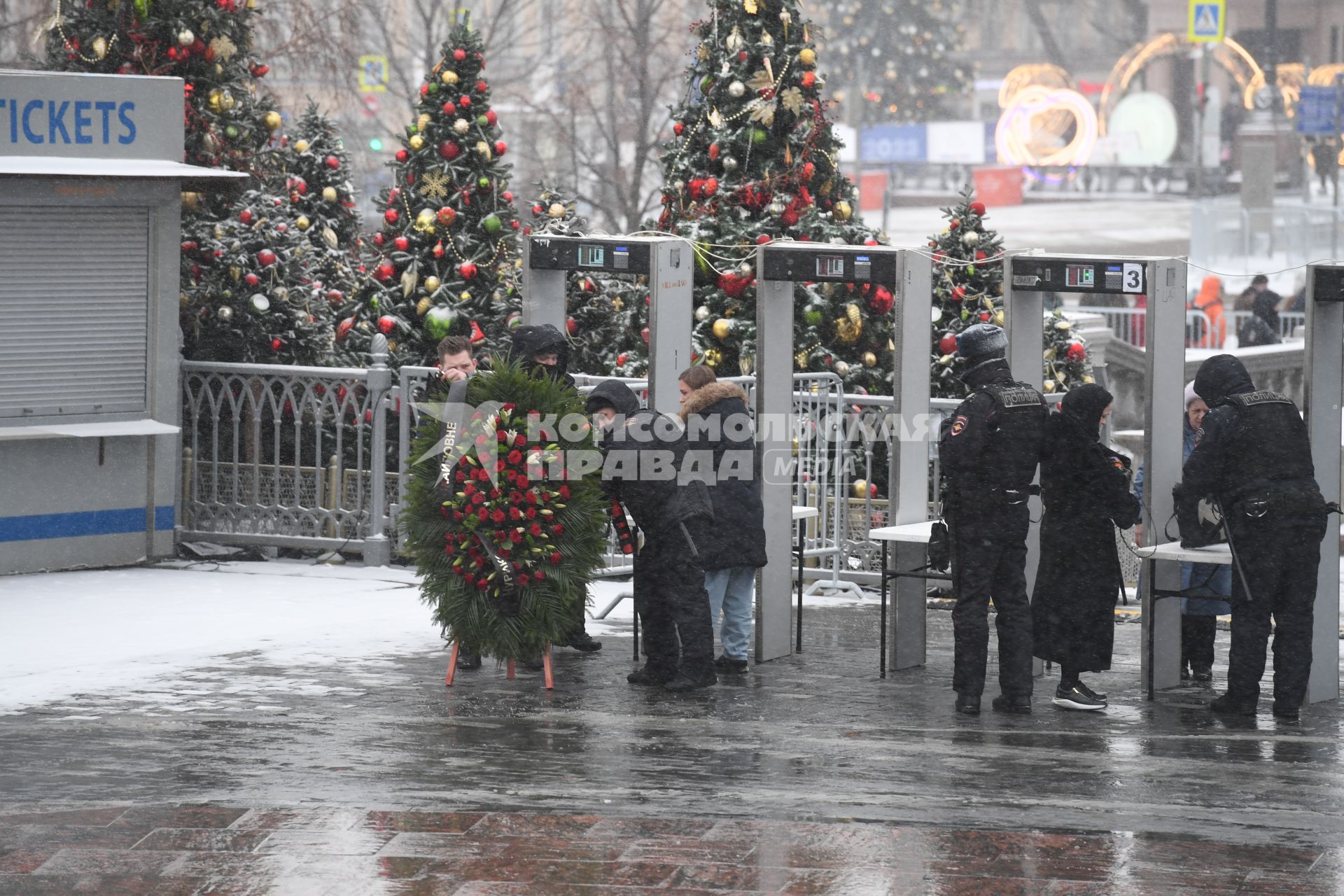 Москва. У храма Христа Спасителя перед отпеванием актрисы Инны Чуриковой.