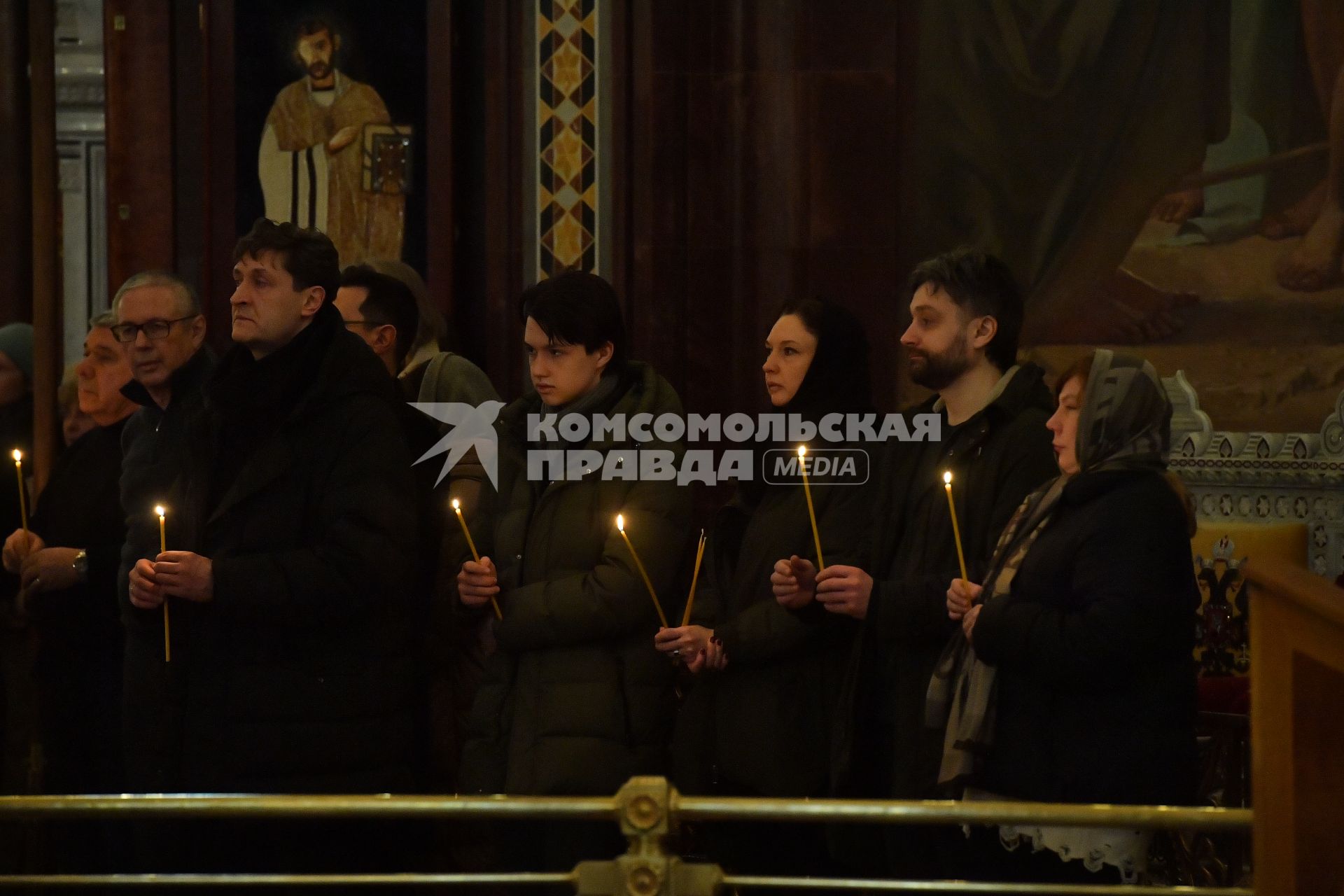 Москва. Актер Олег Масленников-Войтов (слева на первом плане) на церемонии прощания с народной артисткой СССР Инной Чуриковой в храме Христа Спасителя.