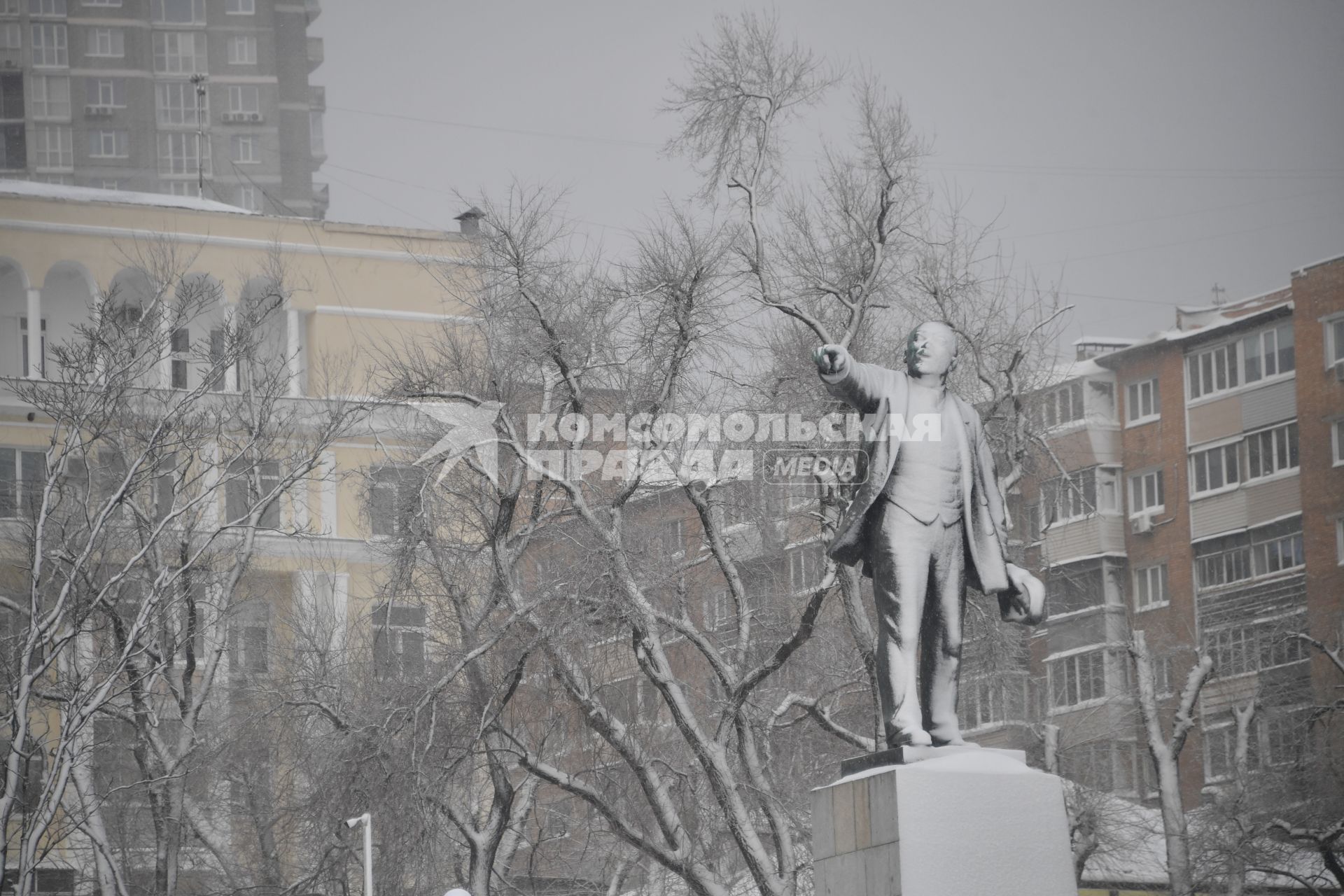 Владивосток. Корреспонденты `Комсомольской правды` Владимир Ворсобин и Иван Макеев путешествуют автостопом по России. Памятник Владимиру Ленину  в снегу.