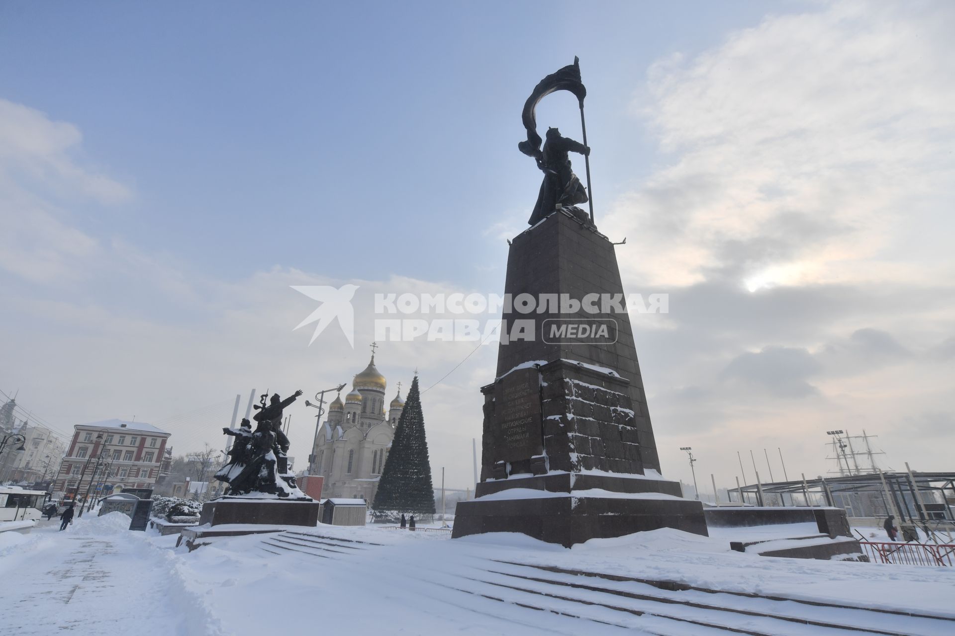 Владивосток. Корреспонденты `Комсомольской правды` Владимир Ворсобин и Иван Макеев путешествуют автостопом по России. Мемориал борцам за Власть Советов.