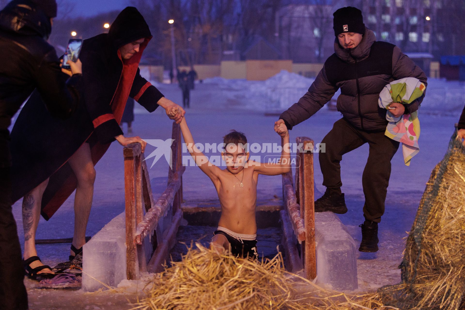 Челябинск.  Мальчик во время крещенских купаний.