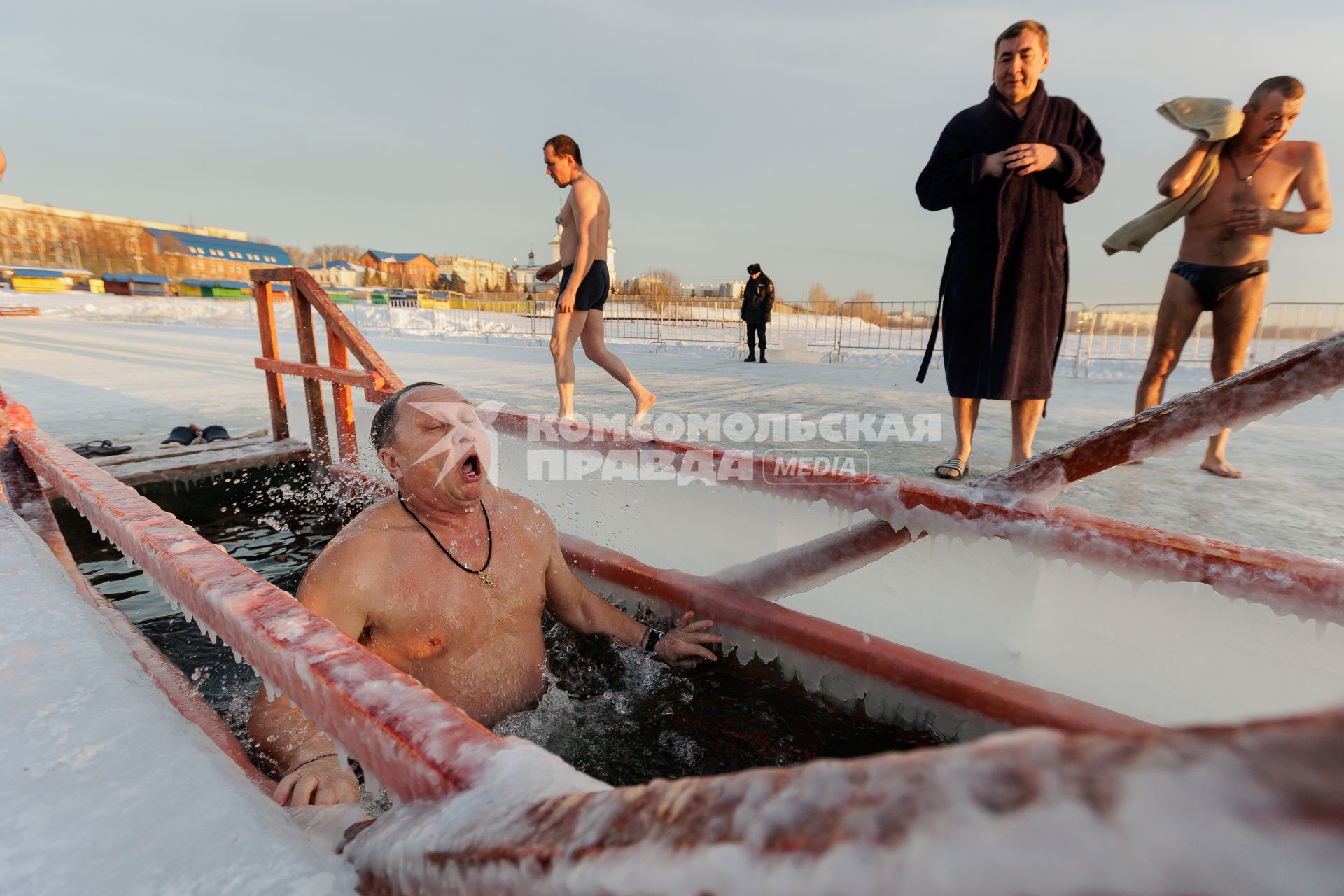 Челябинск. Мужчина во время крещенских купаний.