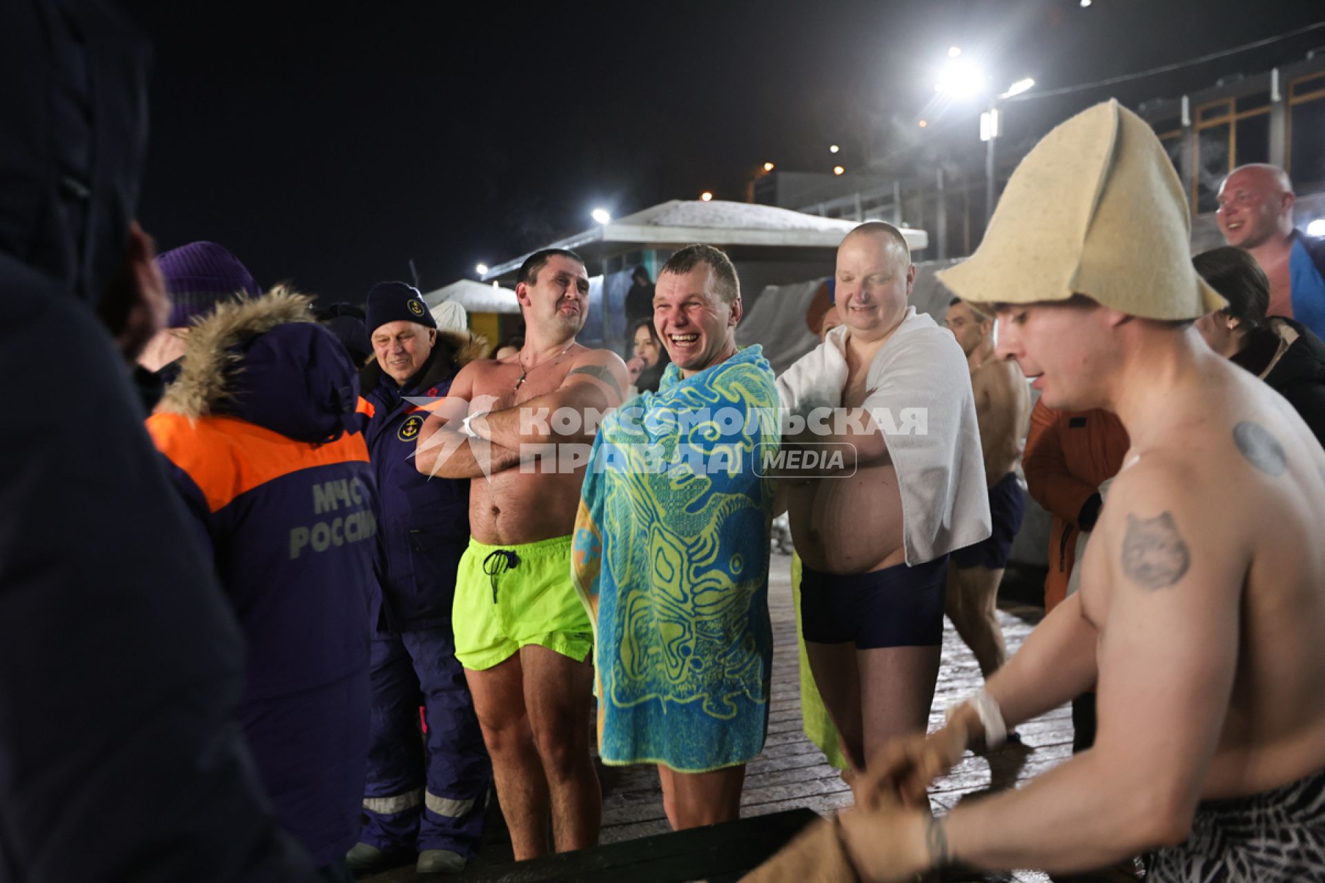 Владивосток. Мужчины у купели во время ночных крещенских купаний на пляже Юбилейный.