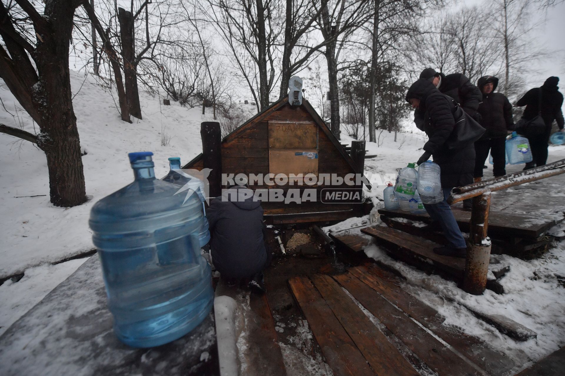 Московская область. г.Пушкино. Люди набирают крещенскую воду в день Крещения Господня.