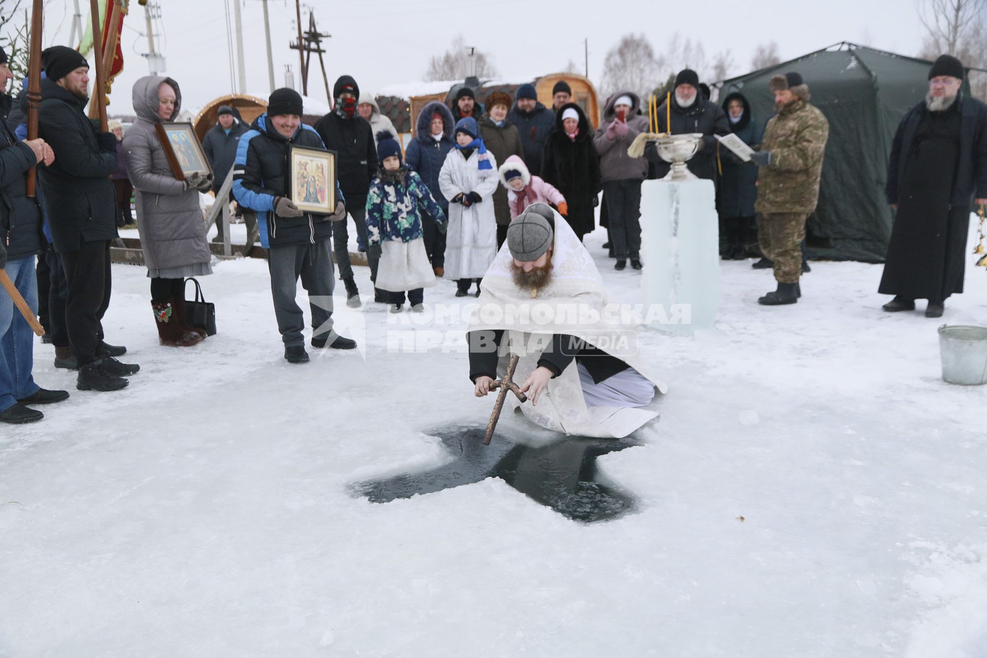 Алтайский край. Барнаул. Освящение купели в селе Санниково во время празднования Крещения .