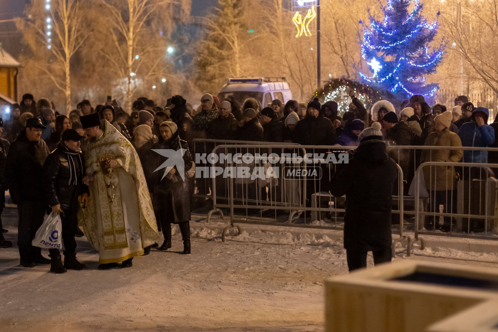 Красноярск. Священнослужитель  во время празднования Крещения .