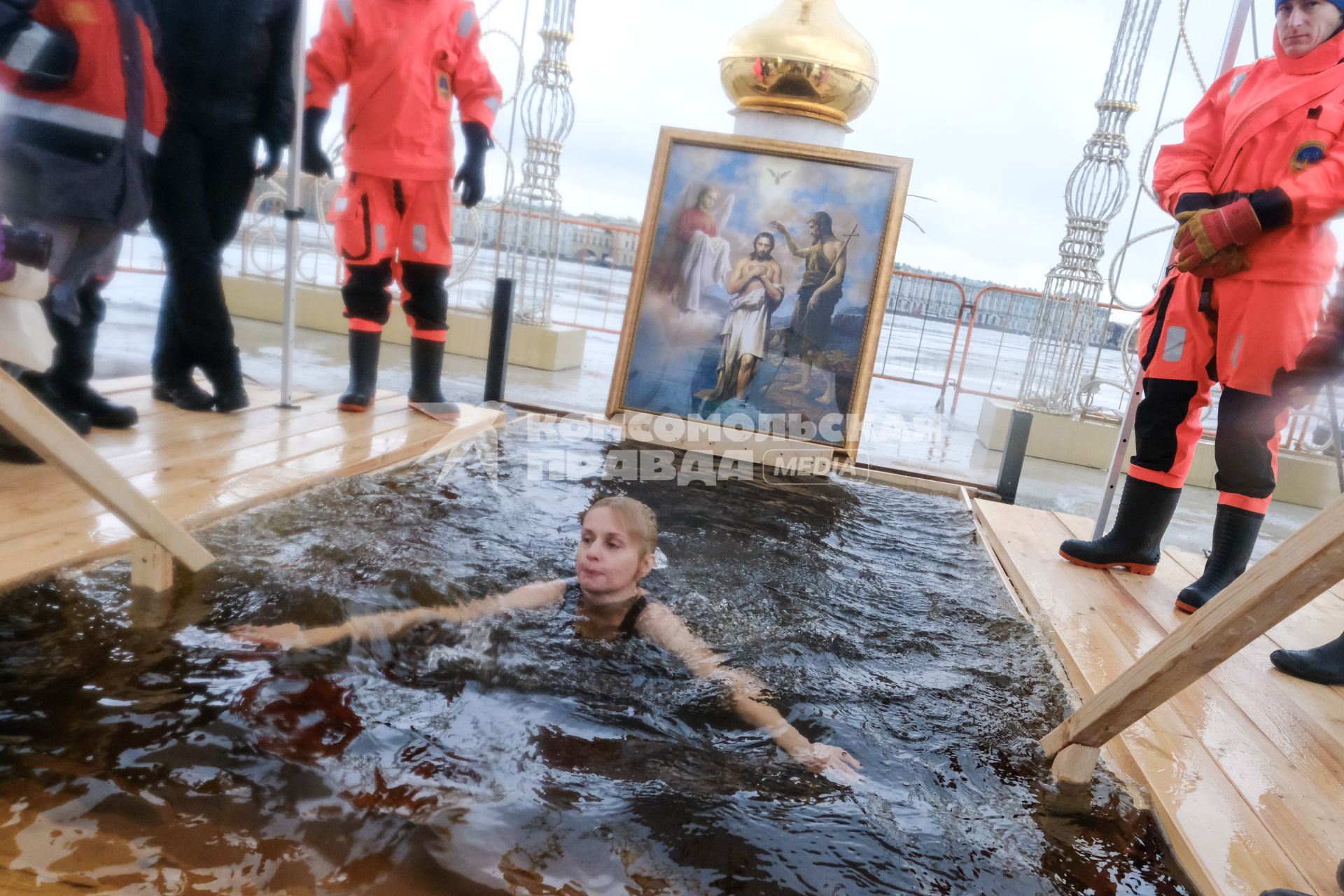 Санкт-Петербург. Девушка во время празднования Крещения у стен Петропавловской крепости.