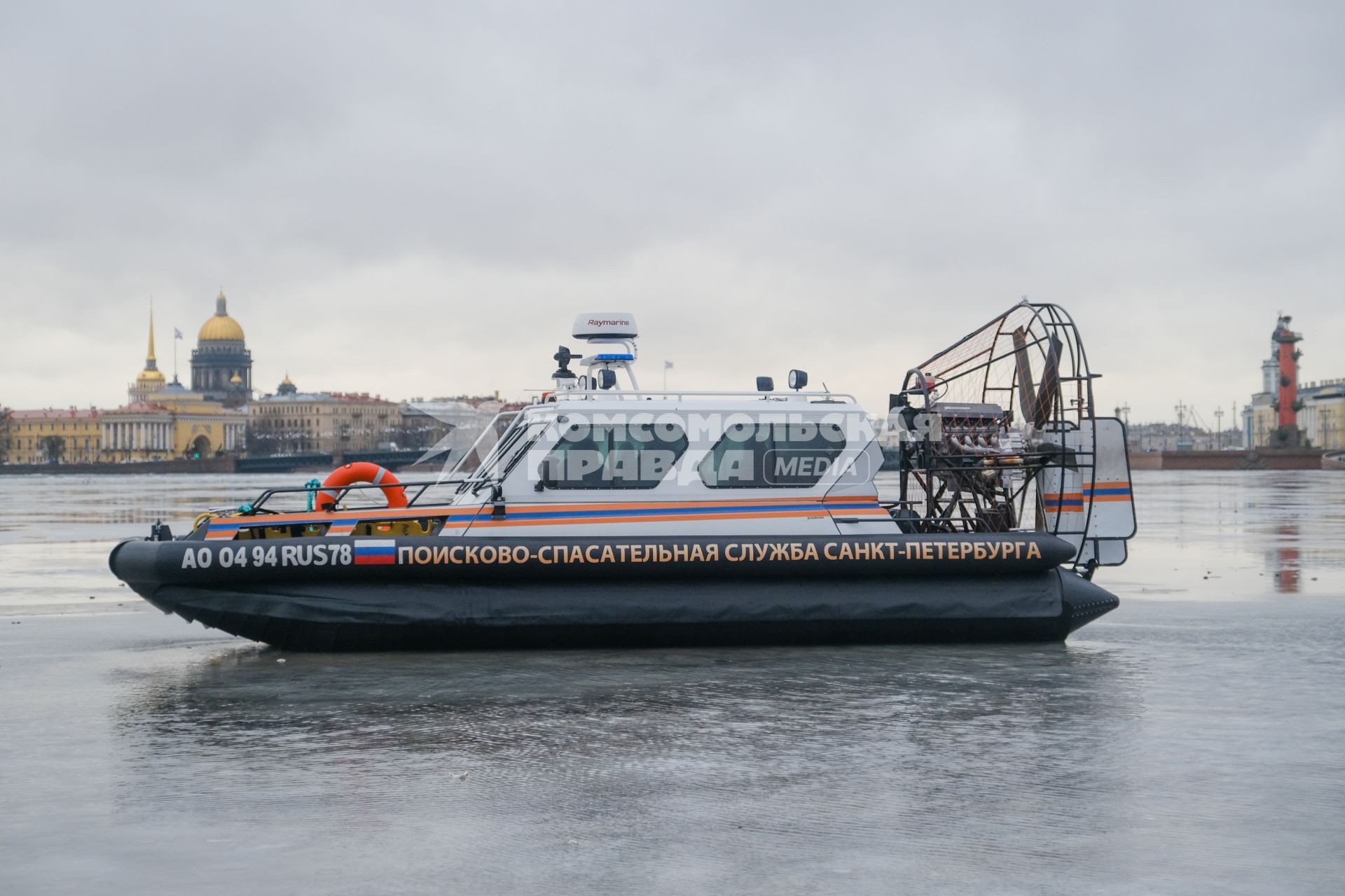 Санкт-Петербург.  Поисково-спасательная служба  на  Неве во время празднования Крещения у стен Петропавловской крепости.