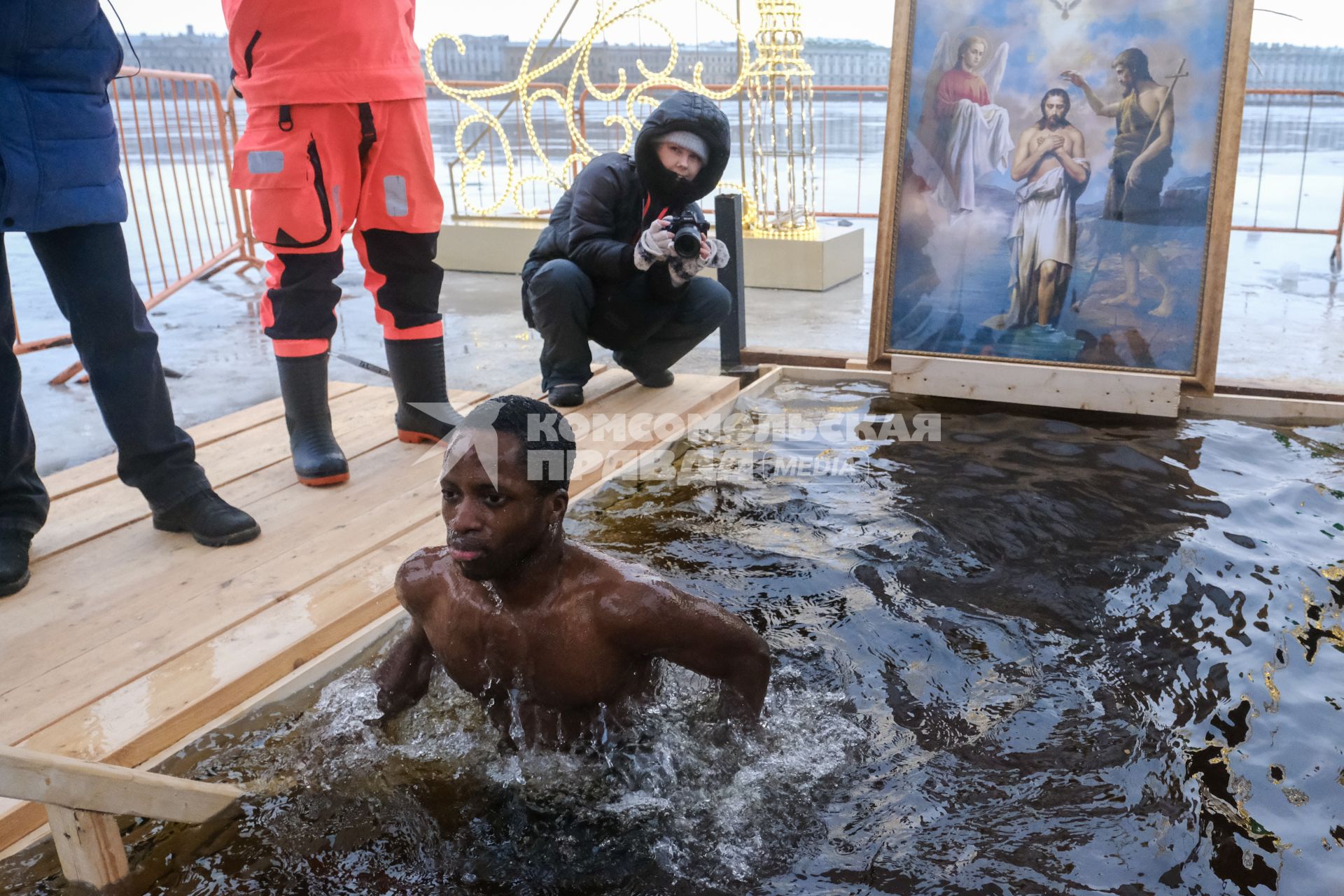 Санкт-Петербург.  Мужчина во время празднования Крещения у стен Петропавловской крепости.