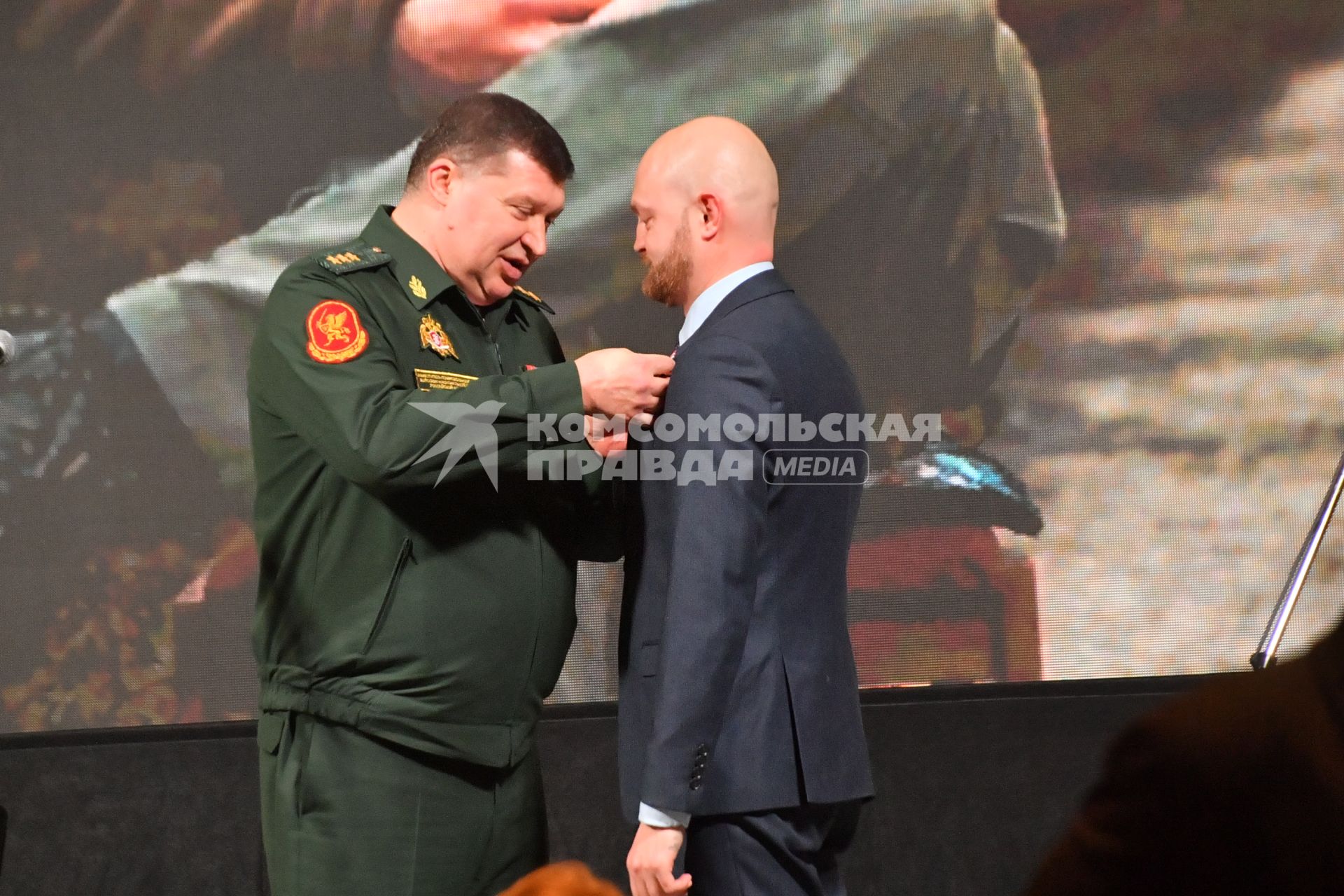 Москва. Заместитель директора Федеральной службы войск национальной гвардии Российской Федерации - главнокомандующего войсками национальной гвардии Российской Федерации генерал-полковник Игорь Ильяш (слева) и военный корреспондент `Комсомольской правды`, член Совета при президенте Российской Федерации по развитию гражданского общества и правам человека Александр Коц во время церемонии награждения журналистов, освещающих деятельность Вооруженных сил РФ в российских средствах массовой информации.