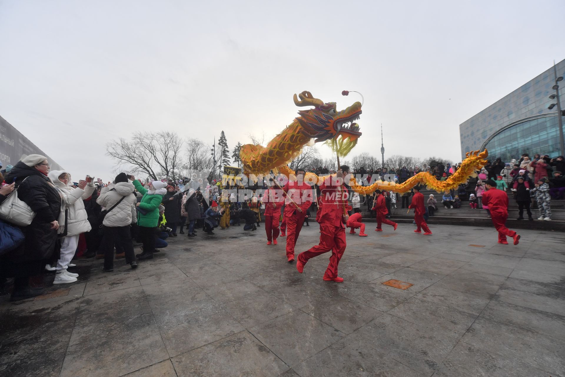 Москва.  Артисты в национальных костюмах проносят 18-метрового дракона на праздновании китайского Нового года на ВДНХ. В 2023 году символом китайского Нового года станет водяной Заяц или Кролик.