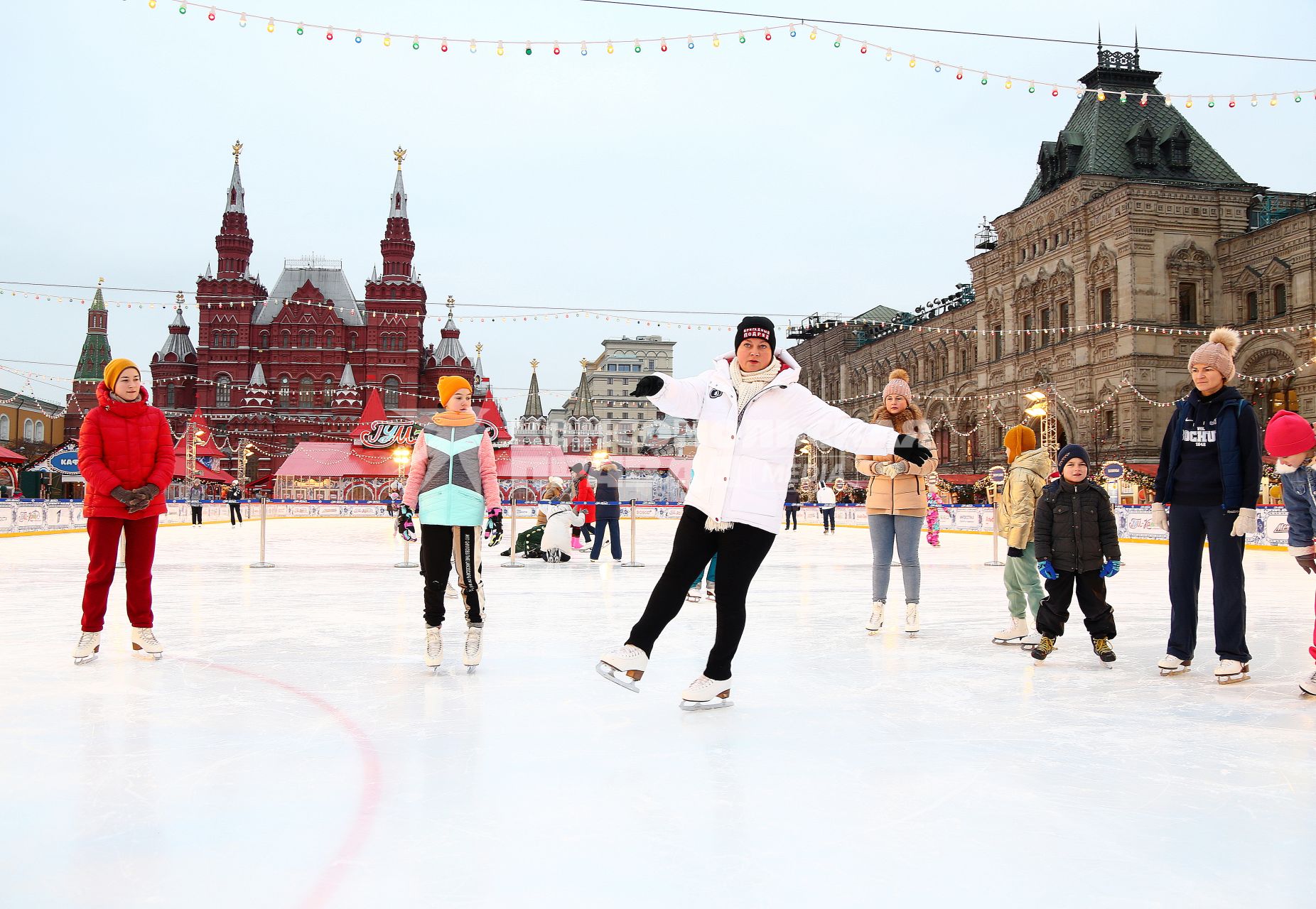 Москва. Мастер-класс по фигурному катанию на ГУМ-Катке на Красной площади.