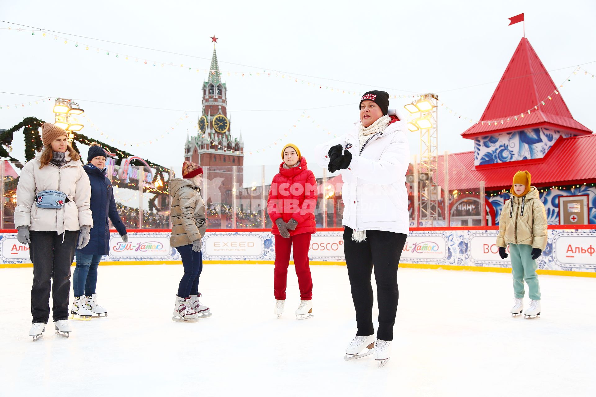 Москва. Мастер-класс по фигурному катанию на ГУМ-Катке на Красной площади.