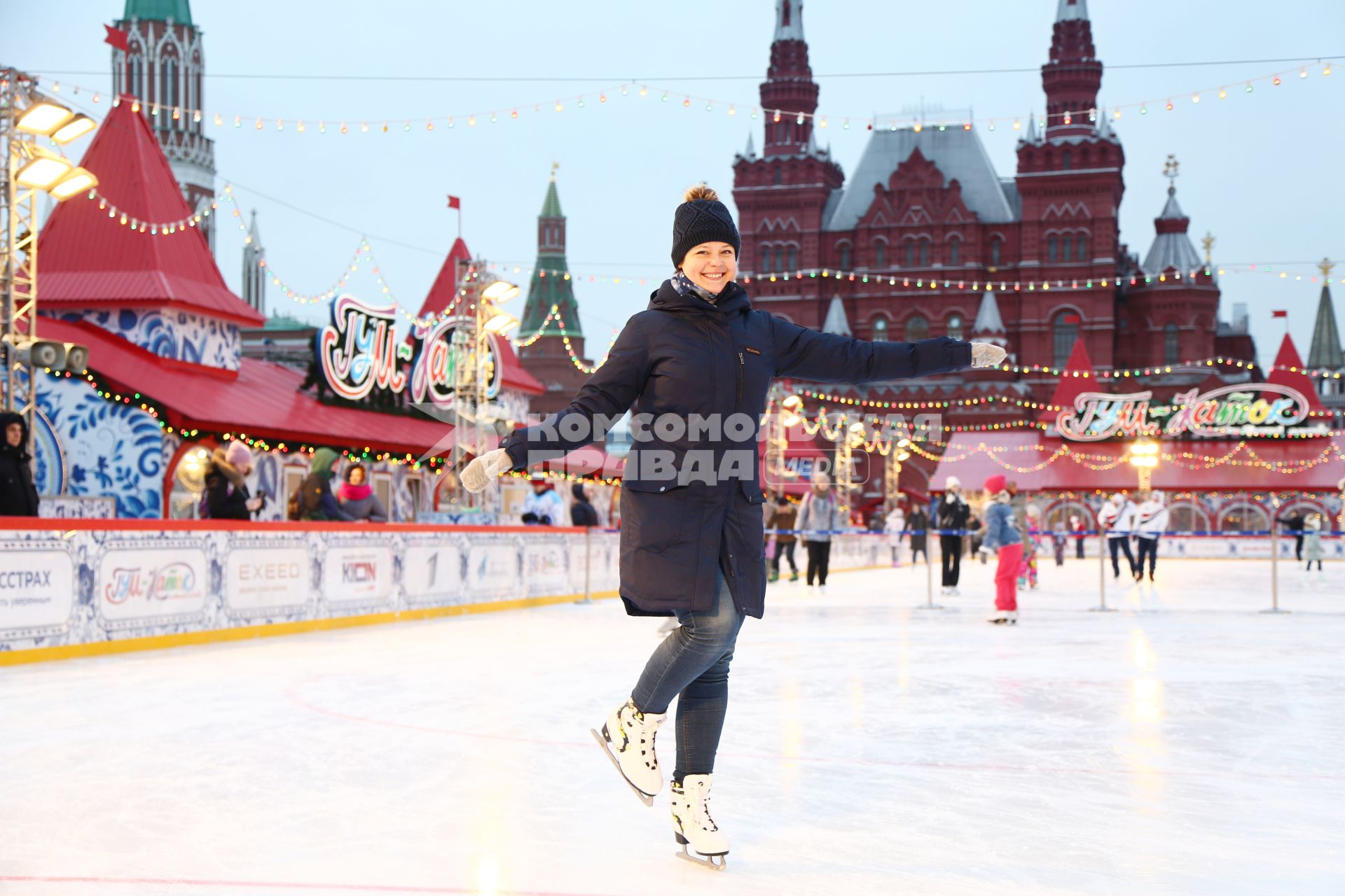 Москва. Корреспондент `Комсомольской правды` Александра Будаева на ГУМ-катке на Красной площади.