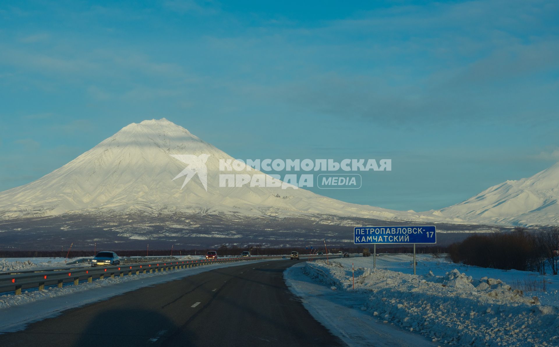 Камчатский край. Виды Камчатки. Дорога, вулкан Корякский.